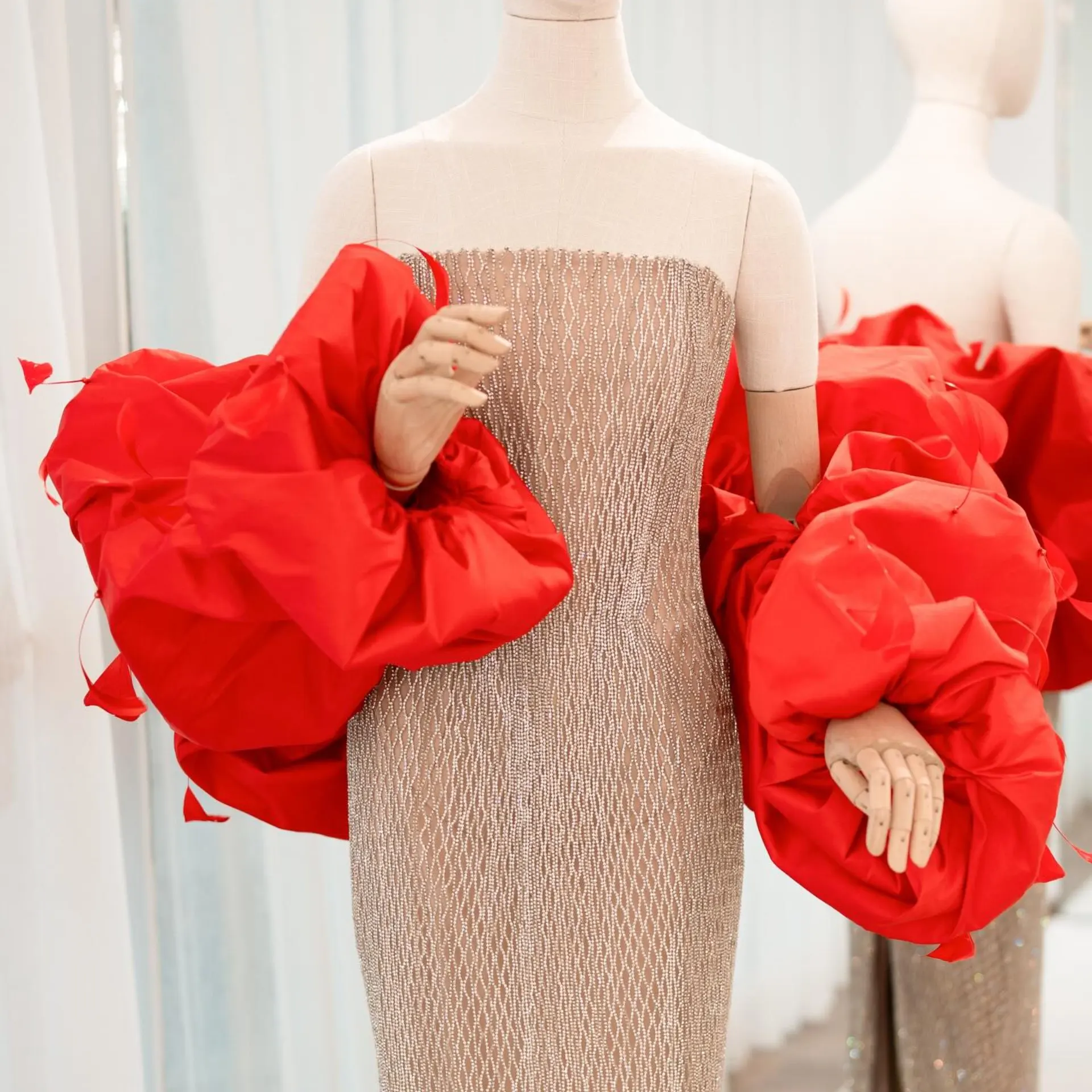 Red Satin Boho Chic Balloon Sleeve Shawl – Oversized Elegant Evening Wrap, Luxury Satin, Perfect for Parties & Red Carpet Cape
Red Satin Boho Chic Balloon Sleeve Shawl – Oversized Elegant Evening Wrap, Luxury Satin, Perfect for Parties & Red Carpet Cape