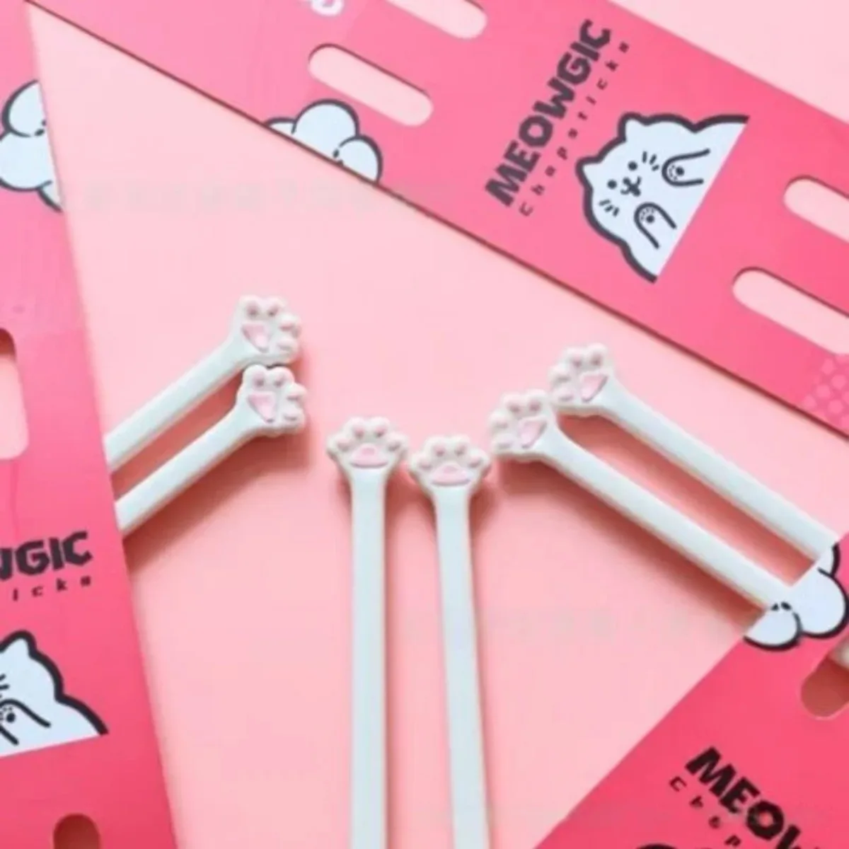 Cute New Cat Paw Shaped Kids Training Chopsticks Ergonomic Easy-Grip Learning Chopsticks For Toddlers & Children Practical Beginner Eating Helper Safe Sturdy Dinner Tableware Lovely Kitchen Utensils For Daily Family Meals And Kids Dining Skill Training
Cute New Cat Paw Shaped Kids Training Chopsticks Ergonomic Easy-Grip Learning Chopsticks For Toddlers & Children Practical Beginner Eating Helper Safe Sturdy Dinner Tableware Lovely Kitchen Utensils For Daily Family Meals And Kids Dining Skill Training