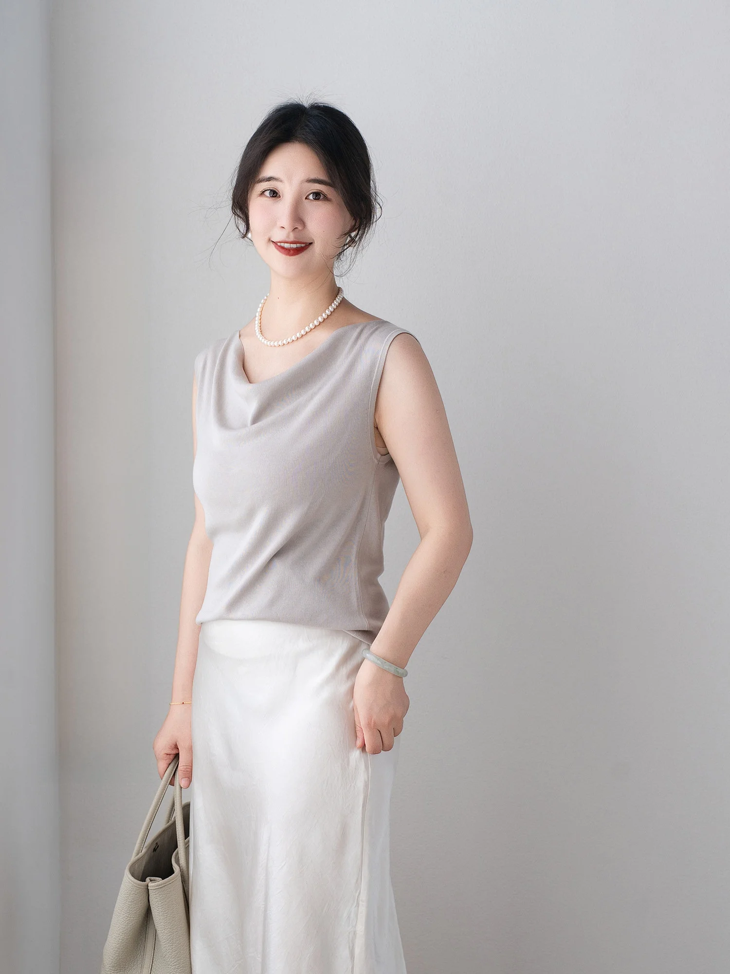 Apipedream Summer Silk Blend Knitwear Sleeveless Gown V-Neckline Loose Fit Casual Women's Outerwear Thin Regular Length
Apipedream Summer Silk Blend Knitwear Sleeveless Gown V-Neckline Loose Fit Casual Women's Outerwear Thin Regular Length