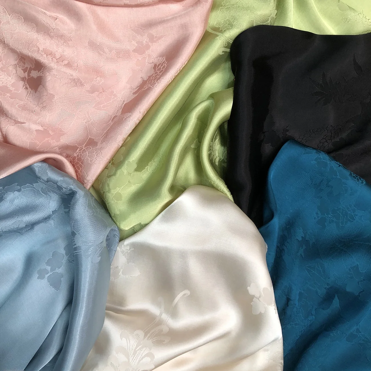 New Style Satin Fabric with Grape Flower Pattern Acetate Simulated Texture Chinese Style for Hanfu Sofa Cushion Cover
New Style Satin Fabric with Grape Flower Pattern Acetate Simulated Texture Chinese Style for Hanfu Sofa Cushion Cover