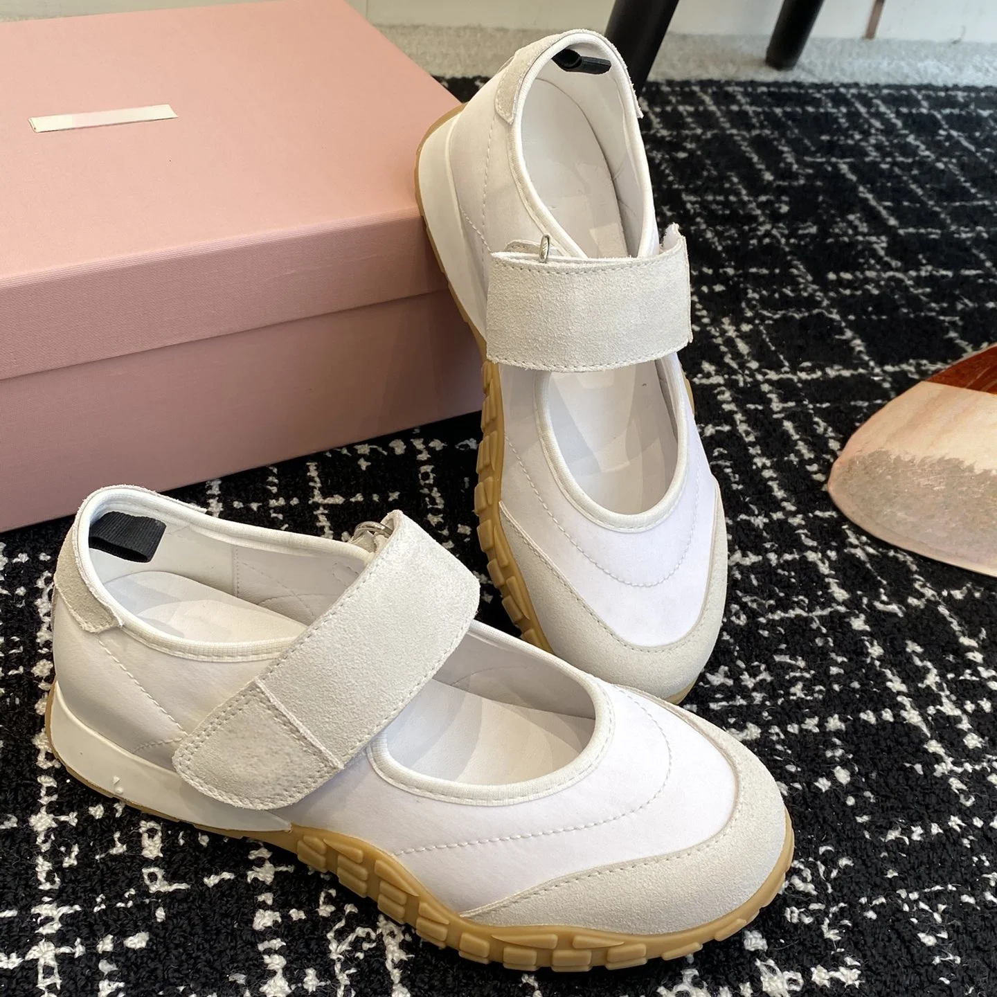 Summer women's shoes Velcro one-strap Mary Jane shoes single shoes retro soft sole sports shoes
Summer women's shoes Velcro one-strap Mary Jane shoes single shoes retro soft sole sports shoes