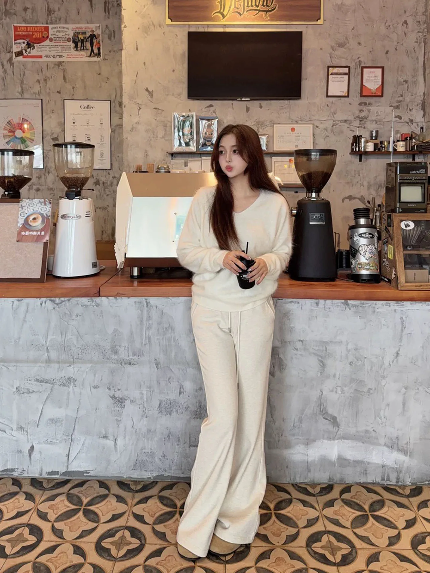 New Thickened White Casual Pants Women's Flared Straight Leg Sweatpants Autumn Winter Fashionable Slimming Pants
New Thickened White Casual Pants Women's Flared Straight Leg Sweatpants Autumn Winter Fashionable Slimming Pants