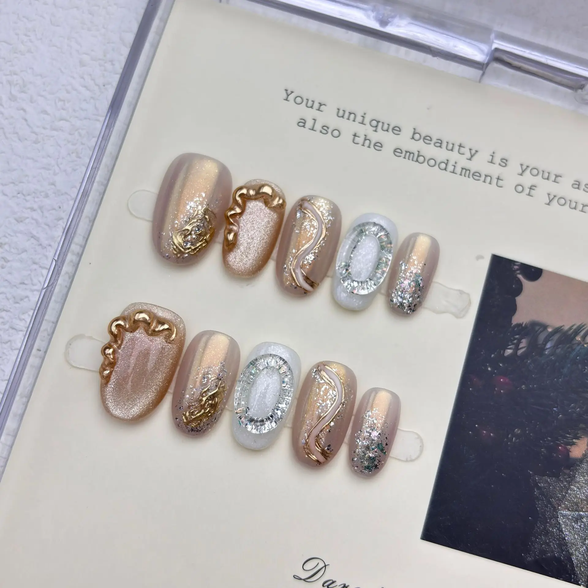 10PCS Glitter Powder Short Oval Handmade Press on Nail Glossy Nude Cat Eye with Golden Decor French Fake Nails Wearable Nail Set
10PCS Glitter Powder Short Oval Handmade Press on Nail Glossy Nude Cat Eye with Golden Decor French Fake Nails Wearable Nail Set