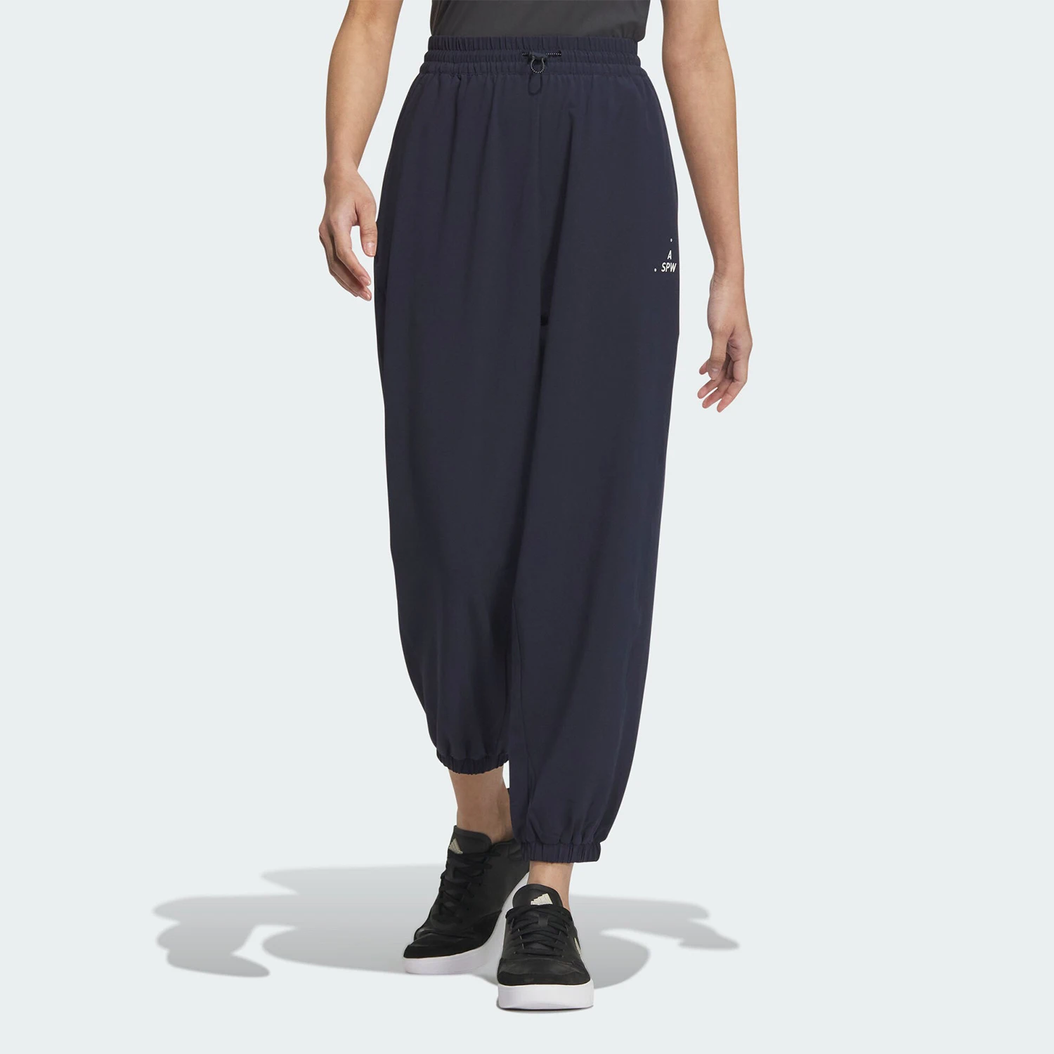 Adidas оригинальные 2024, новые женские свободные дышащие зауженные брюки JN7773
Adidas оригинальные 2024, новые женские свободные дышащие зауженные брюки JN7773