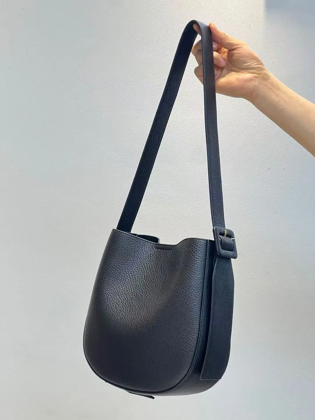 Faionable Leather Buet Bag Women's Crossbody Bag Large Capaci Simple Underarm Single oulder Bag Briti Sle Casual 
Faionable Leather Buet Bag Women's Crossbody Bag Large Capaci Simple Underarm Single oulder Bag Briti Sle Casual