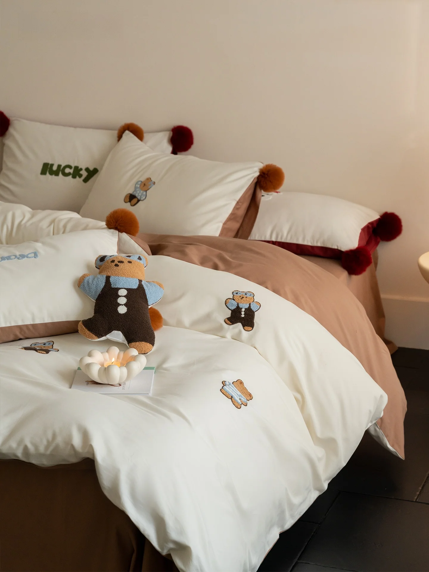 Adorable Bear 100S Pure Cotton Brushed Four-Piece Towel Set Soft Warm Thickened Winter Bedding Quilt Cover Cotton Fabric
Adorable Bear 100S Pure Cotton Brushed Four-Piece Towel Set Soft Warm Thickened Winter Bedding Quilt Cover Cotton Fabric