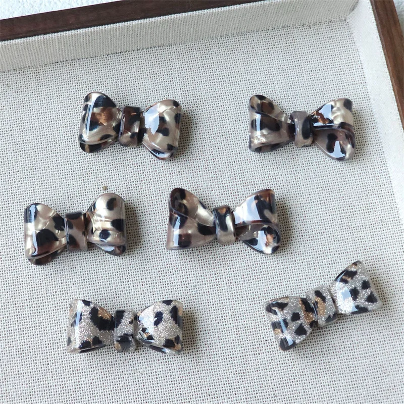 Новинка! 30 шт./лот, цветные акриловые бусины-кабошоны в форме банта с леопардовым принтом и геометрическим узором, для рукоделия, украшений, одежды и аксессуаров для волос.
Новинка! 30 шт./лот, цветные акриловые бусины-кабошоны в форме банта с леопардовым принтом и геометрическим узором, для рукоделия, украшений, одежды и аксессуаров для волос.