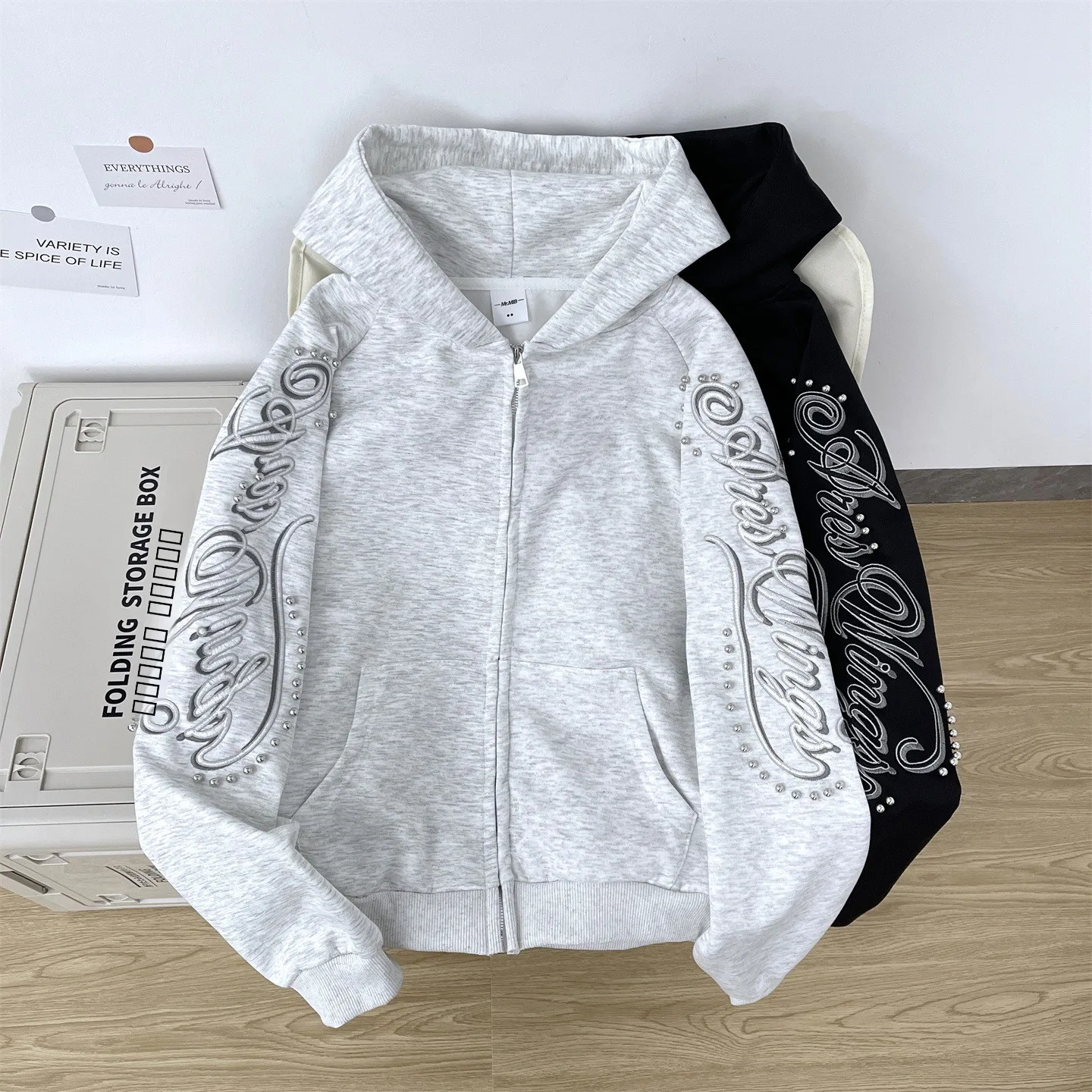 Ретро-американское худи с вышивкой и заклепками, свободного кроя, с длинными рукавами, осенне-зимнее, больших размеров, модная повседневная верхняя одежда
Ретро-американское худи с вышивкой и заклепками, свободного кроя, с длинными рукавами, осенне-зимнее, больших размеров, модная повседневная верхняя одежда