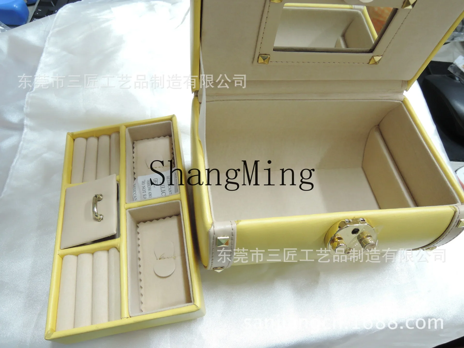 CLL leather jewelry box, jewelry storage box, lock switch
CLL leather jewelry box, jewelry storage box, lock switch
