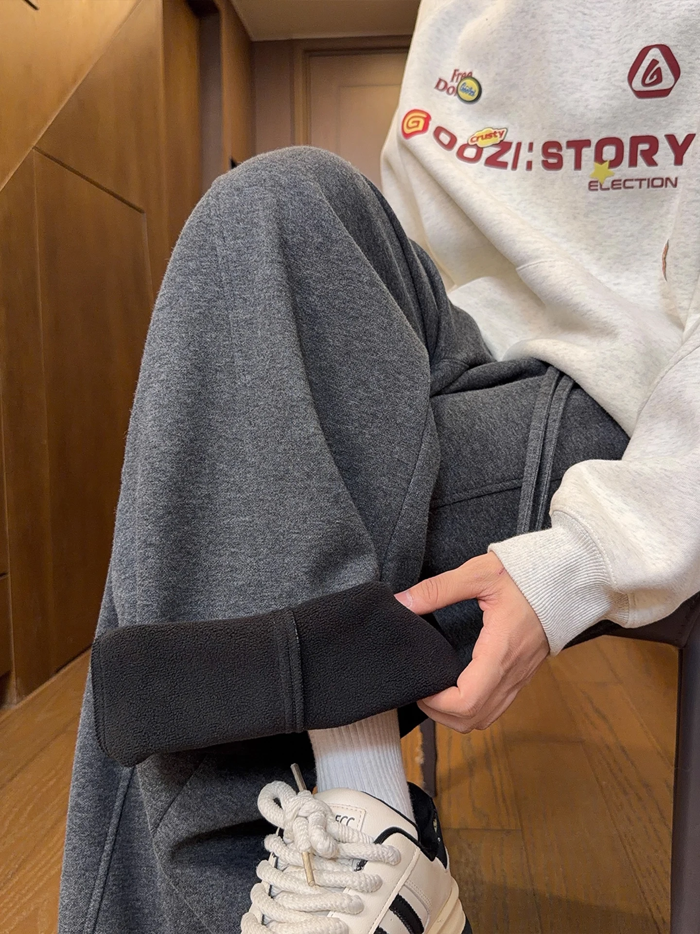 Мужские повседневные брюки Thiened Deconstructed Fce на подкладке, зимние модные свободные широкие брюки, теплые брюки прямого кроя
Мужские повседневные брюки Thiened Deconstructed Fce на подкладке, зимние модные свободные широкие брюки, теплые брюки прямого кроя