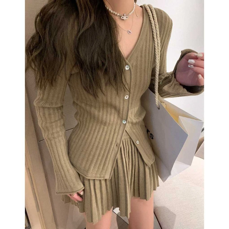 V-neck Sweater Set Women's Spring and Autumn Korean Version of Slim Cardigan Top High Waist Pleated Skirt Two-piece Suit
V-neck Sweater Set Women's Spring and Autumn Korean Version of Slim Cardigan Top High Waist Pleated Skirt Two-piece Suit