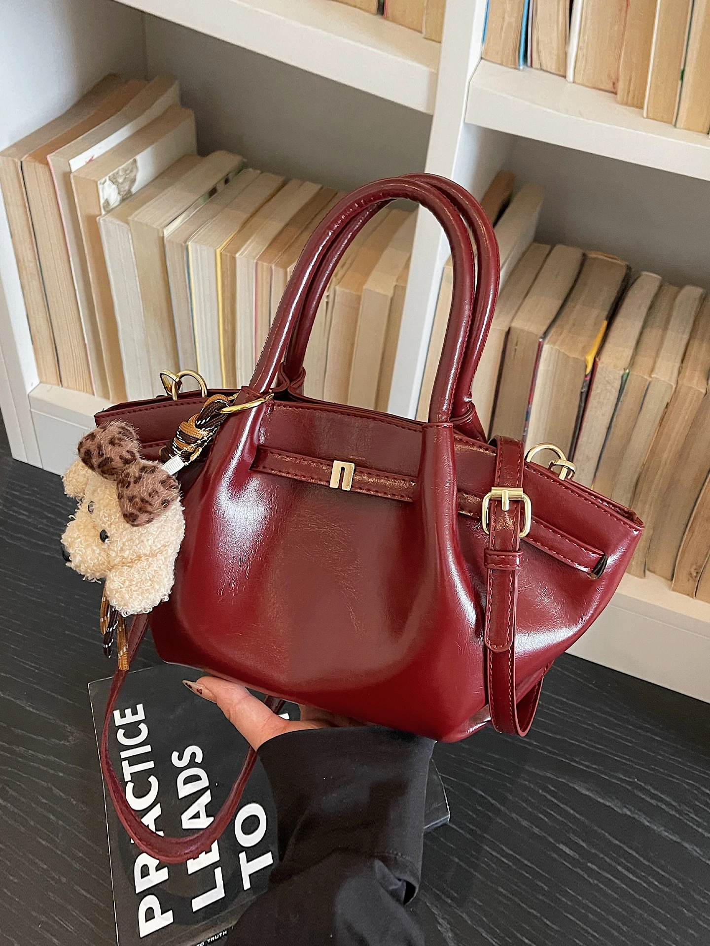 Red Women's Large Capacity Commuter Shoulder Crossbody Bag Fashionable Handbag Handheld Basket Bag Single Strap Bag
Red Women's Large Capacity Commuter Shoulder Crossbody Bag Fashionable Handbag Handheld Basket Bag Single Strap Bag