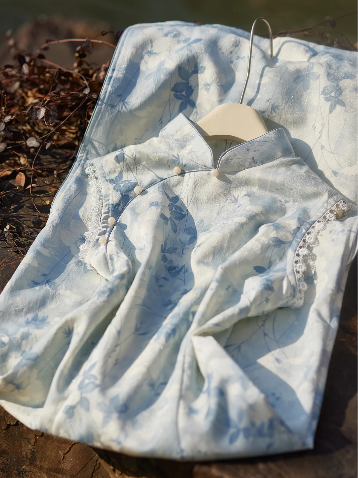 Mu Ran Diary New Chinese Style Blue Sleeveless Daily Dress Elegant Simple Long Qipao for Young Girls Spring 2026
Mu Ran Diary New Chinese Style Blue Sleeveless Daily Dress Elegant Simple Long Qipao for Young Girls Spring 2026
