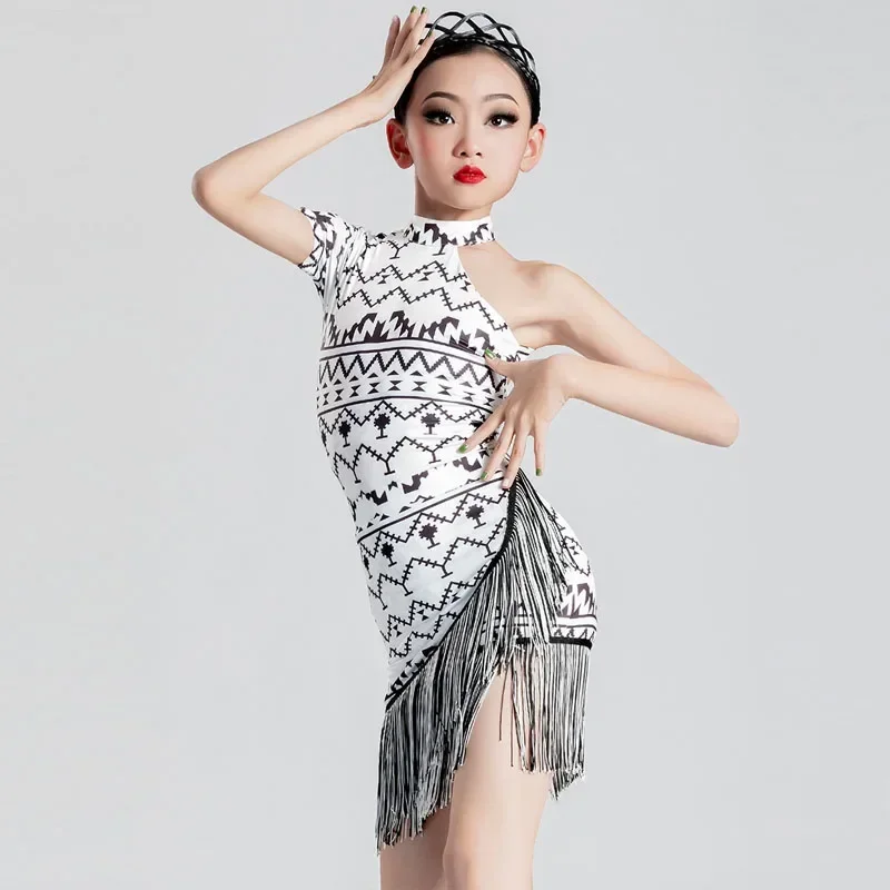 2023 Summer New Children's Latin Dance Practice Suit Professional Girl's Black and White Spliced Internet Red Tassel Performance
2023 Summer New Children's Latin Dance Practice Suit Professional Girl's Black and White Spliced Internet Red Tassel Performance