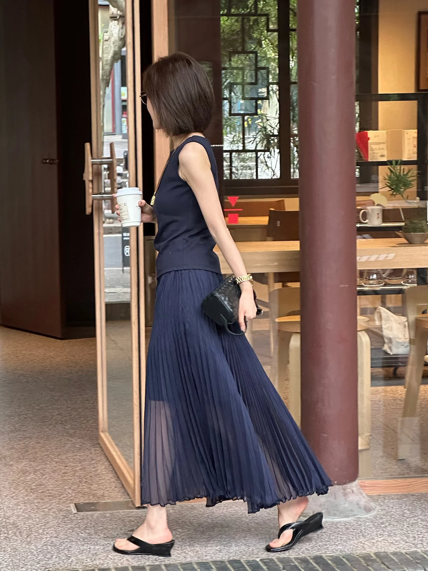 Lan Belle 2026 Spring Summer New Simple A-Line Midi Skirt Women's Mesh Skirt Elegant Atmosphere High Waist Polyester Pure Color
Lan Belle 2026 Spring Summer New Simple A-Line Midi Skirt Women's Mesh Skirt Elegant Atmosphere High Waist Polyester Pure Color