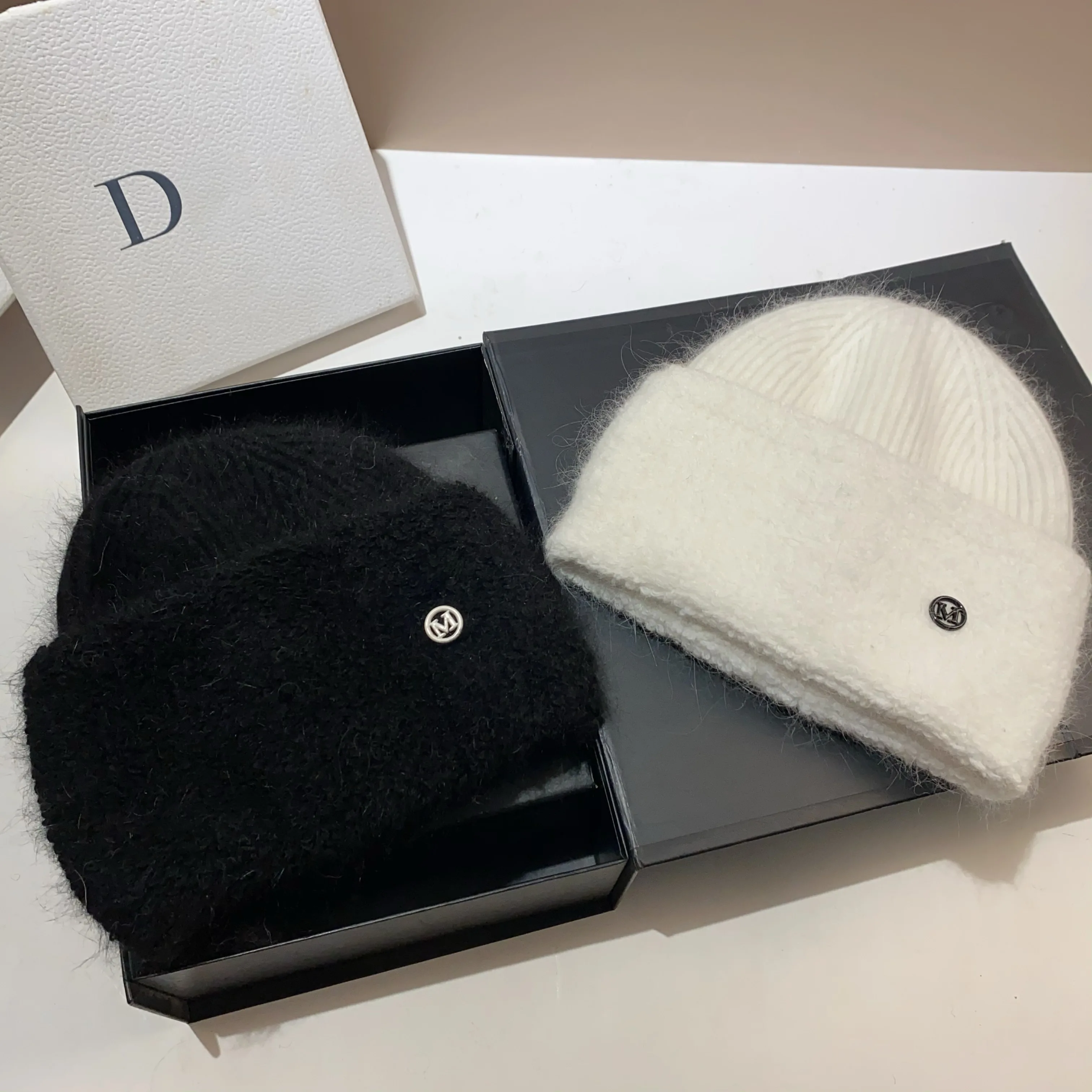 Warm rabbit fur knitted hat in cold winter, thickened and enlarged version of plush ear protection hat exported to Russia
Warm rabbit fur knitted hat in cold winter, thickened and enlarged version of plush ear protection hat exported to Russia