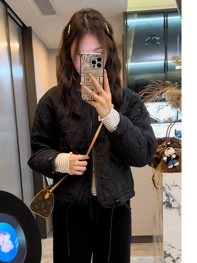 Свободная женская хлопковая куртка 2025 года, новая модель в корейском стиле, универсальная, осенне-зимняя одежда, прямой крой, длинный рукав, на молнии
Свободная женская хлопковая куртка 2025 года, новая модель в корейском стиле, универсальная, осенне-зимняя одежда, прямой крой, длинный рукав, на молнии