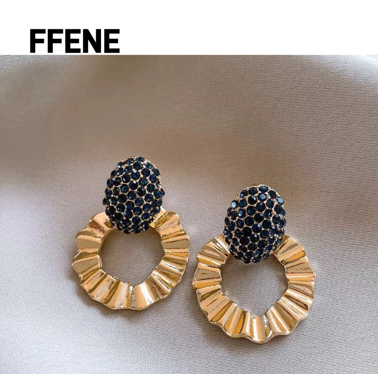 European and American style, exaggerated luxury, high-end feeling, heart-shaped earrings, fashionable temperament, simple earrin
European and American style, exaggerated luxury, high-end feeling, heart-shaped earrings, fashionable temperament, simple earrin