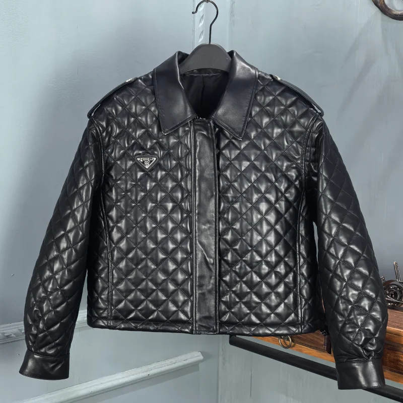 Женская куртка из овечьей кожи и хлопка с ромбовидным узором, универсальная повседневная верхняя одежда, модная модель для города, осень 2026
Женская куртка из овечьей кожи и хлопка с ромбовидным узором, универсальная повседневная верхняя одежда, модная модель для города, осень 2026