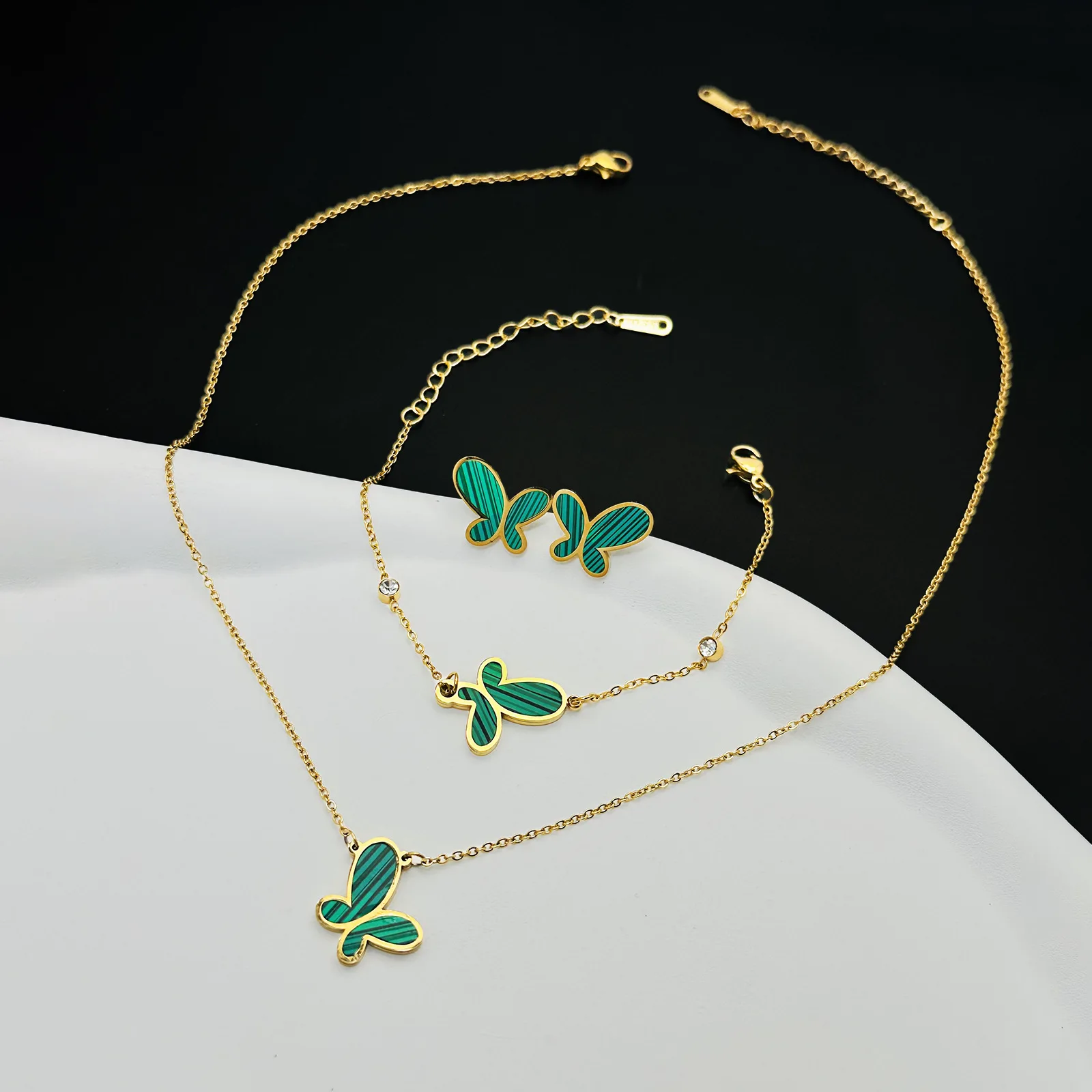 KityKiss 18K Gold Titanium Steel Butterfly Pendant Beaded Collar Necklace Green Simple Fashion Women Jewelry
KityKiss 18K Gold Titanium Steel Butterfly Pendant Beaded Collar Necklace Green Simple Fashion Women Jewelry