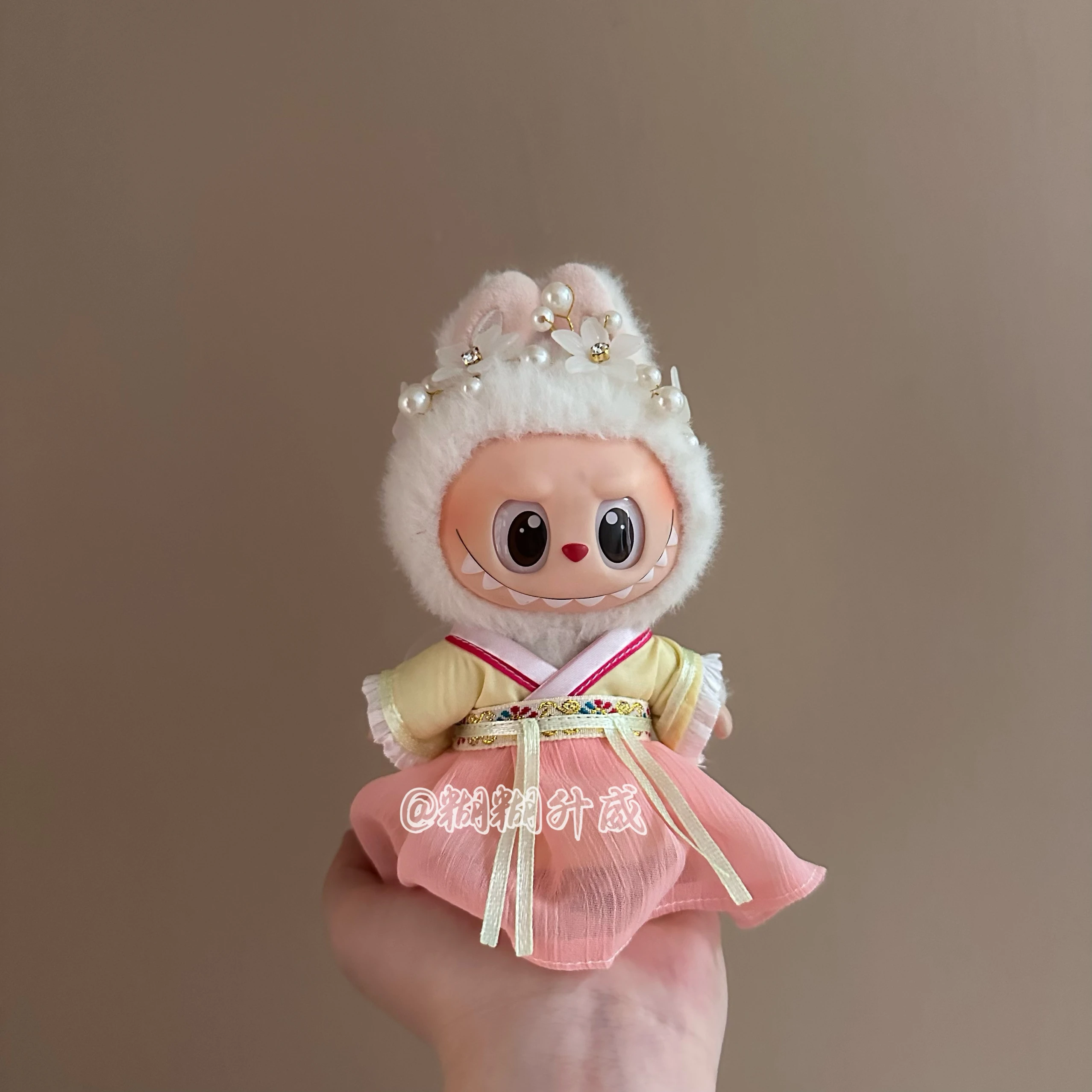 17 см Labubu, универсальная детская одежда, оригинальная розовая кукла Sinicism Hanfu, креативная виниловая подвеска ручной работы, одежда для куклы, подарок
17 см Labubu, универсальная детская одежда, оригинальная розовая кукла Sinicism Hanfu, креативная виниловая подвеска ручной работы, одежда для куклы, подарок