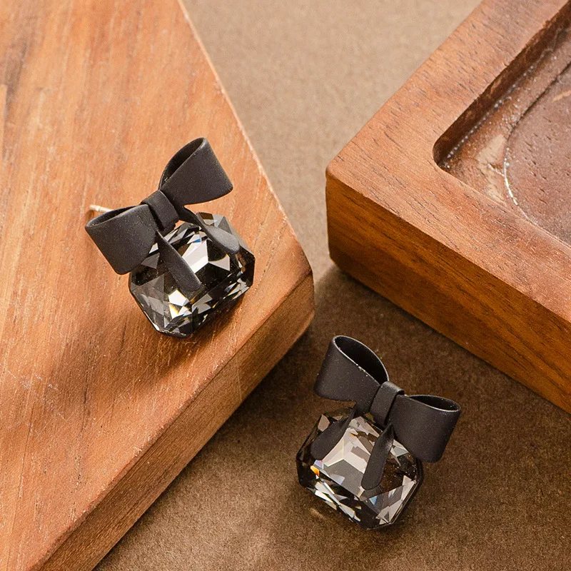 Fashionable temperament set with black crystal zircon bow stud earrings light luxury niche high-end commuter earrings for women
Fashionable temperament set with black crystal zircon bow stud earrings light luxury niche high-end commuter earrings for women