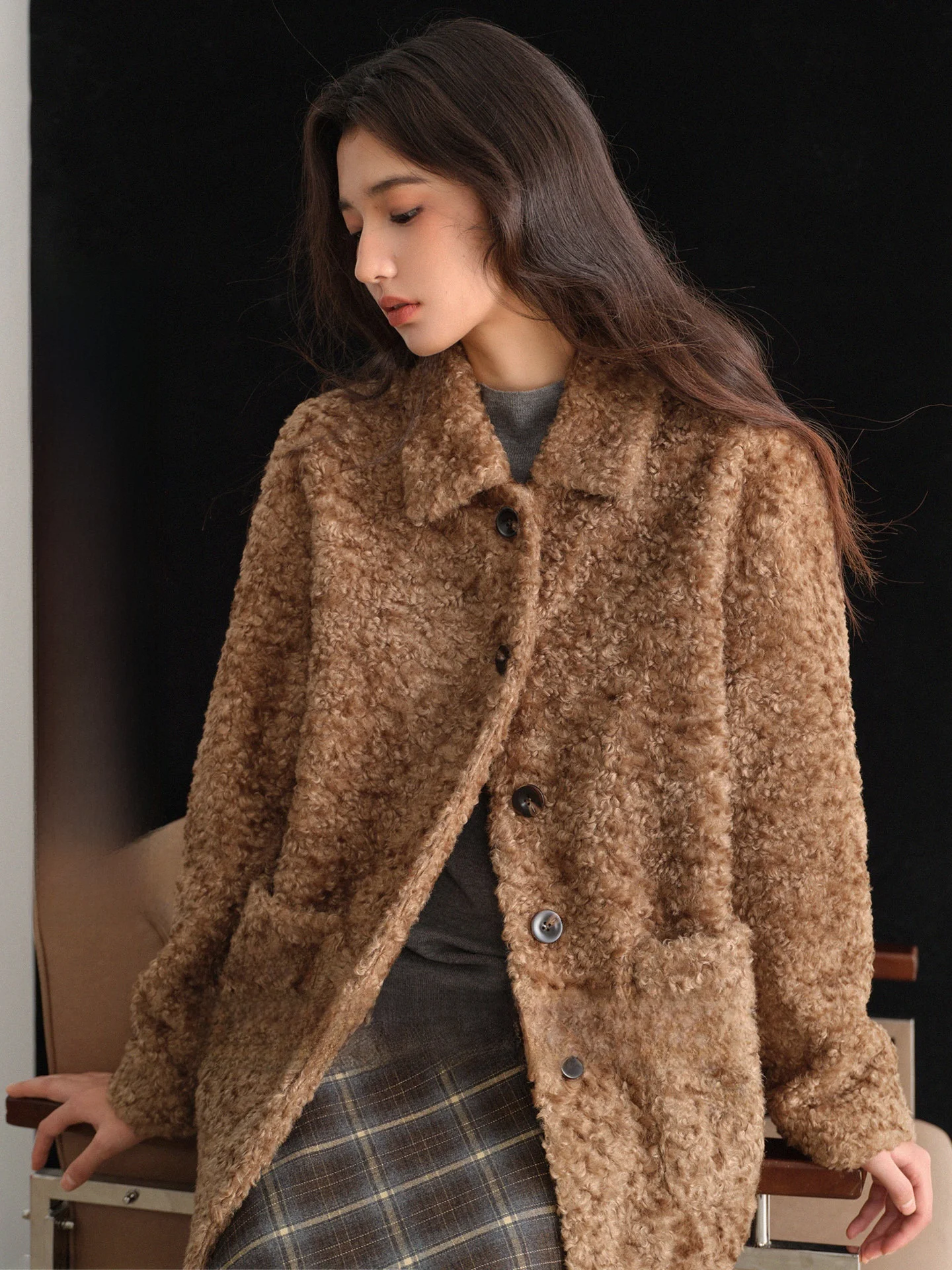 Теплый джат с воротником из искусственной овчины, женское зимнее винтажное свободное пальто из меха и кожи с внутренним размером для женщин
Теплый джат с воротником из искусственной овчины, женское зимнее винтажное свободное пальто из меха и кожи с внутренним размером для женщин