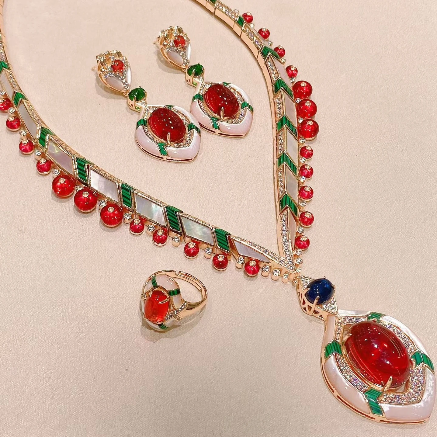 High Craft Synthetic Green Malachite Mother of Pearl Red Jade Necklace Earrings Ring Gold Plated Luxury Women Party Jewelry Sets
High Craft Synthetic Green Malachite Mother of Pearl Red Jade Necklace Earrings Ring Gold Plated Luxury Women Party Jewelry Sets