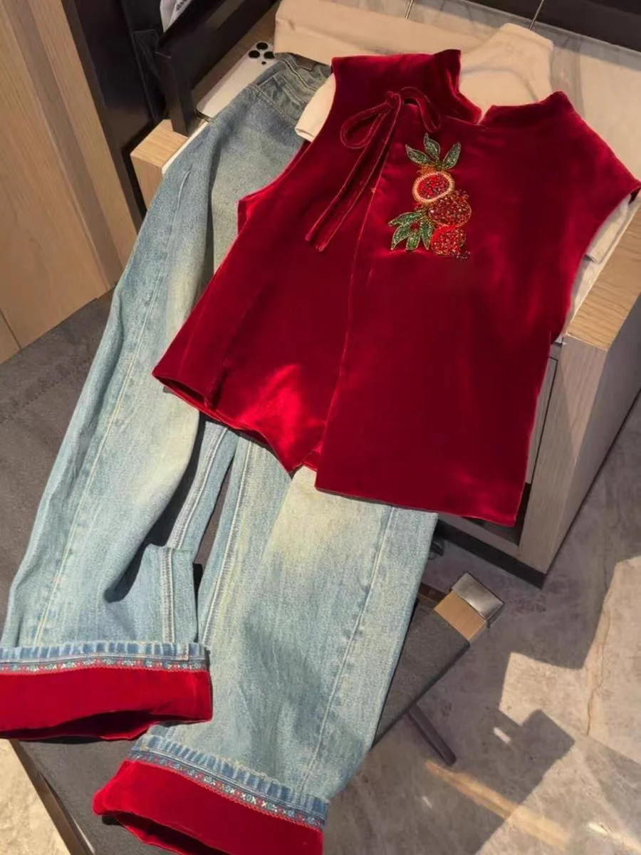 Red Velvet Vest New Chinese Style Women's Winter Fashion New Year's Outfit Sleeveless Collarless Button-Down Cardigan
Red Velvet Vest New Chinese Style Women's Winter Fashion New Year's Outfit Sleeveless Collarless Button-Down Cardigan