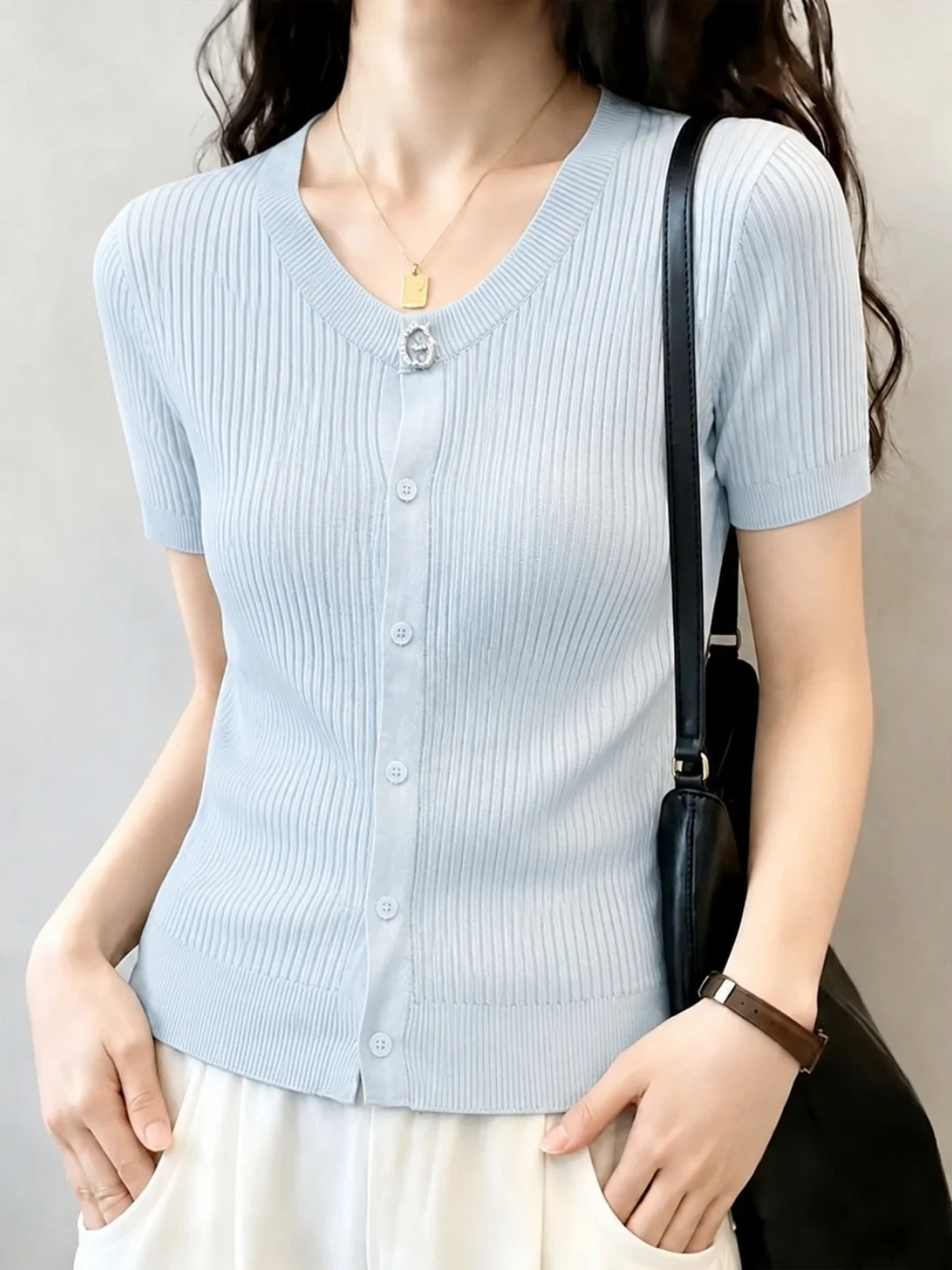 Summer Pure Color Ice Silk Knitted Shirt Soft Skin-friendly Unique Design Single Button Short Sleeve Women's Top Commute Style
Summer Pure Color Ice Silk Knitted Shirt Soft Skin-friendly Unique Design Single Button Short Sleeve Women's Top Commute Style