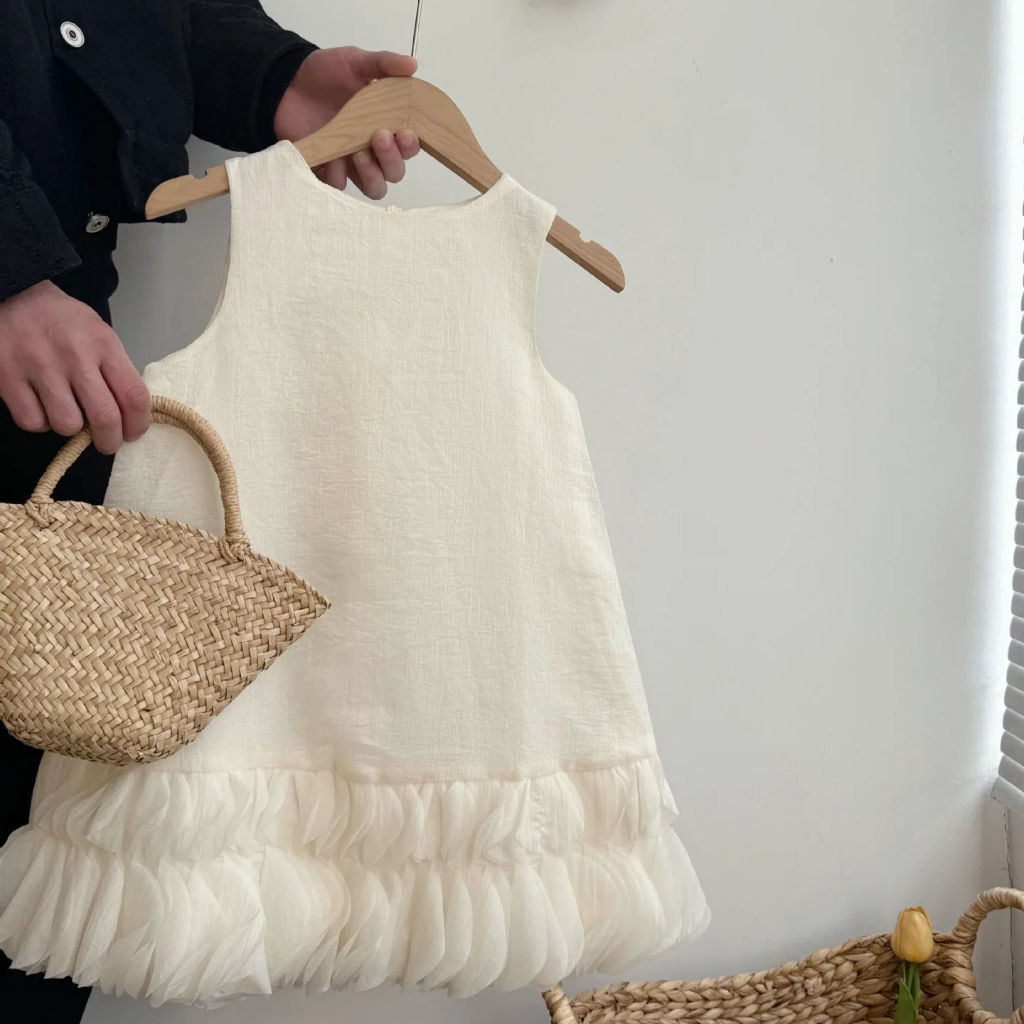 2025 Summer Girls' Dress Yarn Skirt Girls Korean Western Style Tank Top Skirt Fashion Flower Bud Princess Skirt
2025 Summer Girls' Dress Yarn Skirt Girls Korean Western Style Tank Top Skirt Fashion Flower Bud Princess Skirt