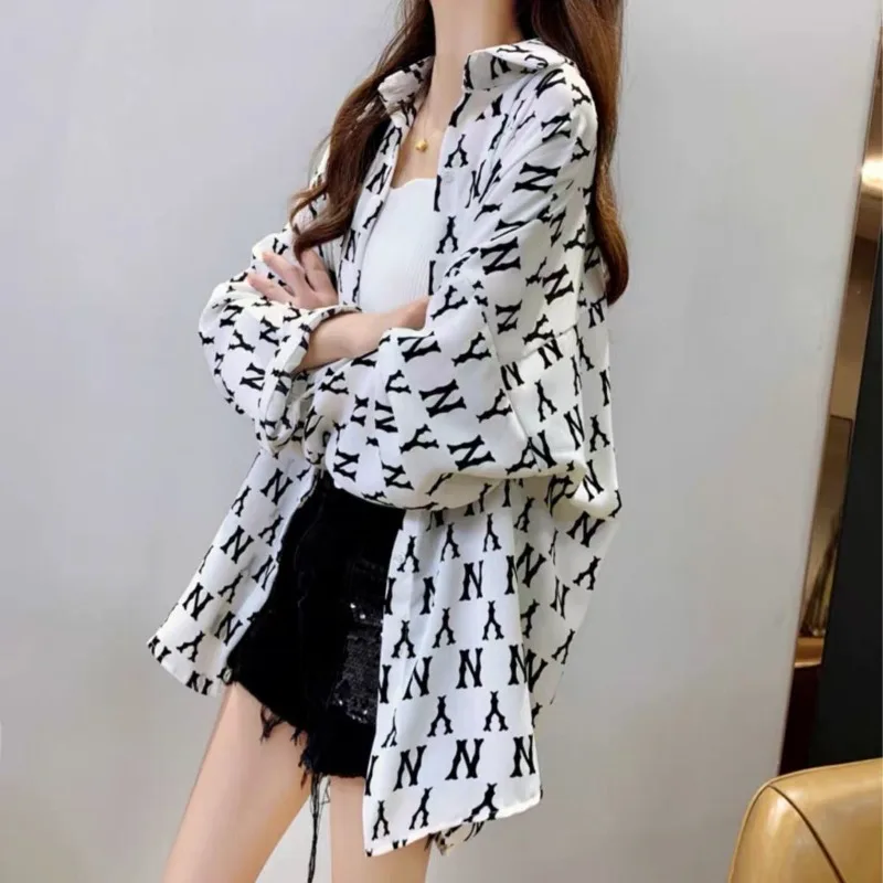 Early autumn Loose oversized retro printed shirt with design sense Slim and Comfortable mid-length Versatile Meat Covering Top
Early autumn Loose oversized retro printed shirt with design sense Slim and Comfortable mid-length Versatile Meat Covering Top