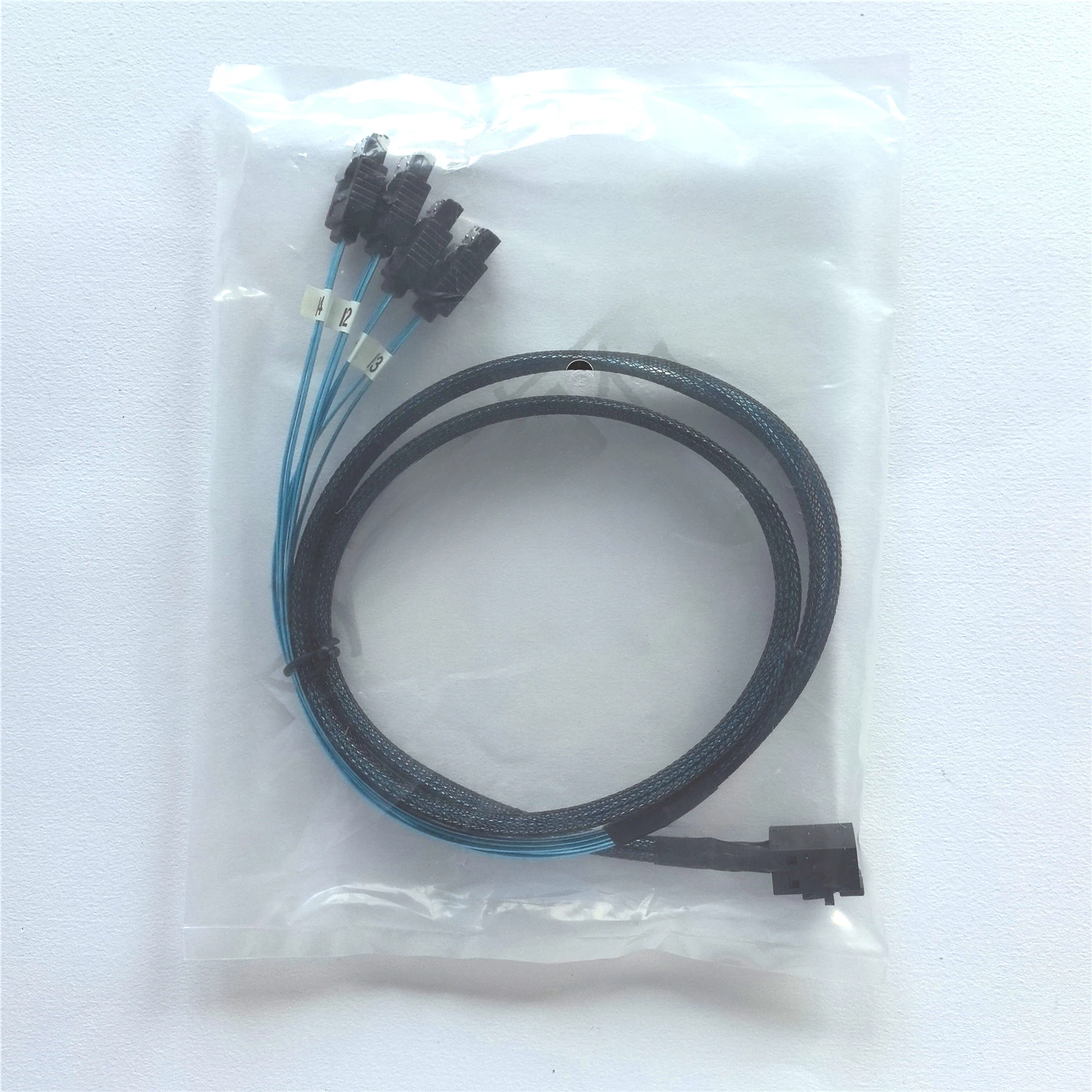 Для кабеля Mini SAS SFF8643-4SAS 0,9 м 29P 8482 Серверный кабель для передачи данных жесткого диска 12G
Для кабеля Mini SAS SFF8643-4SAS 0,9 м 29P 8482 Серверный кабель для передачи данных жесткого диска 12G