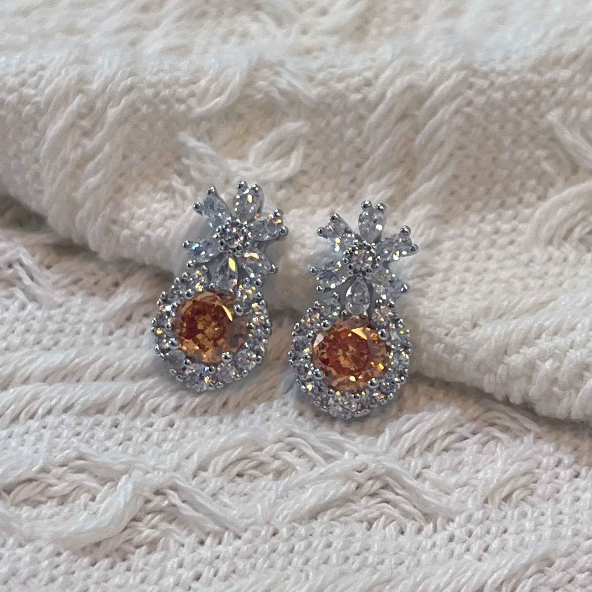 Orange Colorful Treasure Earrings Women's Summer Fashion Light Luxury Non-fading Slightly Inlaid Zircon Flower Necklace Set
Orange Colorful Treasure Earrings Women's Summer Fashion Light Luxury Non-fading Slightly Inlaid Zircon Flower Necklace Set