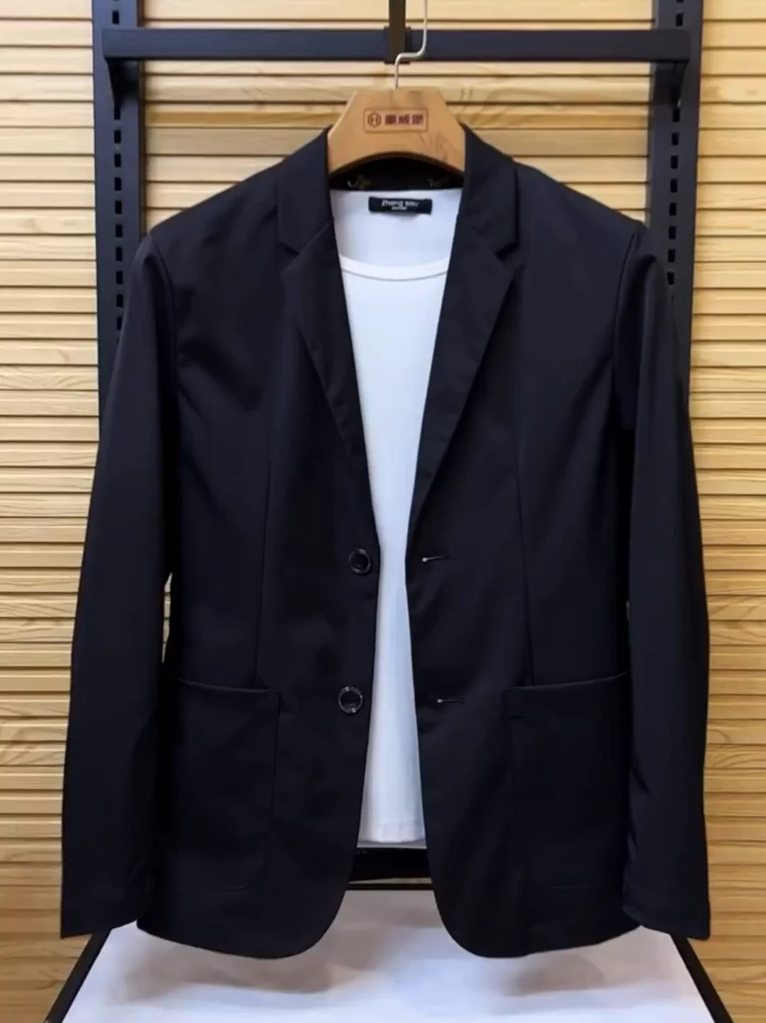 Мужской легкий люксовый костюм для весны и осени: модный, удобный, универсальный, в корейском стиле, приталенный, с декоративными пуговицами
Мужской легкий люксовый костюм для весны и осени: модный, удобный, универсальный, в корейском стиле, приталенный, с декоративными пуговицами