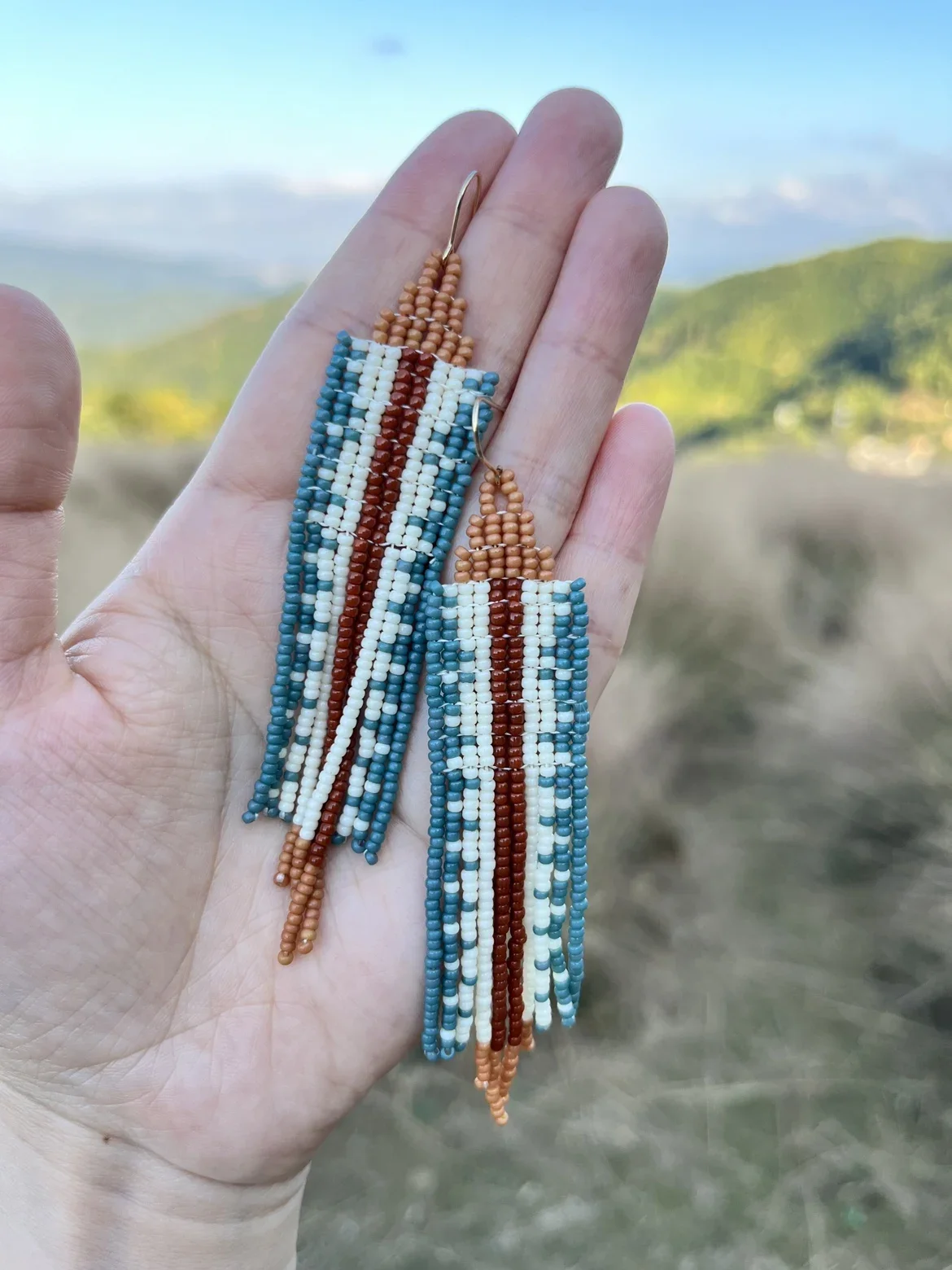 Серьги из рисовых бусин с кисточками, женский геометрический дизайн, оригинальность, ручное вязание, богемный сплав, модные простые серьги из бисера
Серьги из рисовых бусин с кисточками, женский геометрический дизайн, оригинальность, ручное вязание, богемный сплав, модные простые серьги из бисера