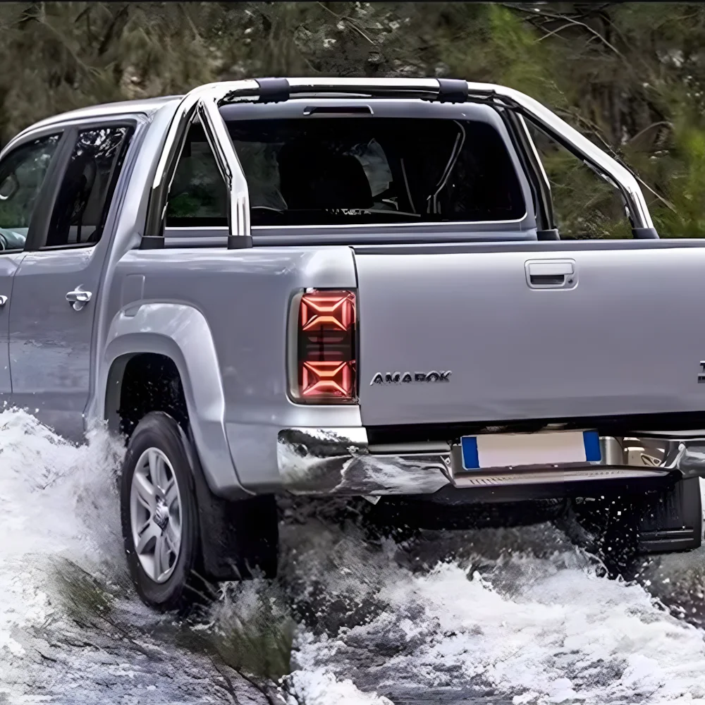 Автомобильные задние фонари для VW Amarok 2010-2022, светодиодные автомобильные светодиодные задние фонари в сборе, обновленные задние фонари Streamer, аксессуары Plug and Play
Автомобильные задние фонари для VW Amarok 2010-2022, светодиодные автомобильные светодиодные задние фонари в сборе, обновленные задние фонари Streamer, аксессуары Plug and Play