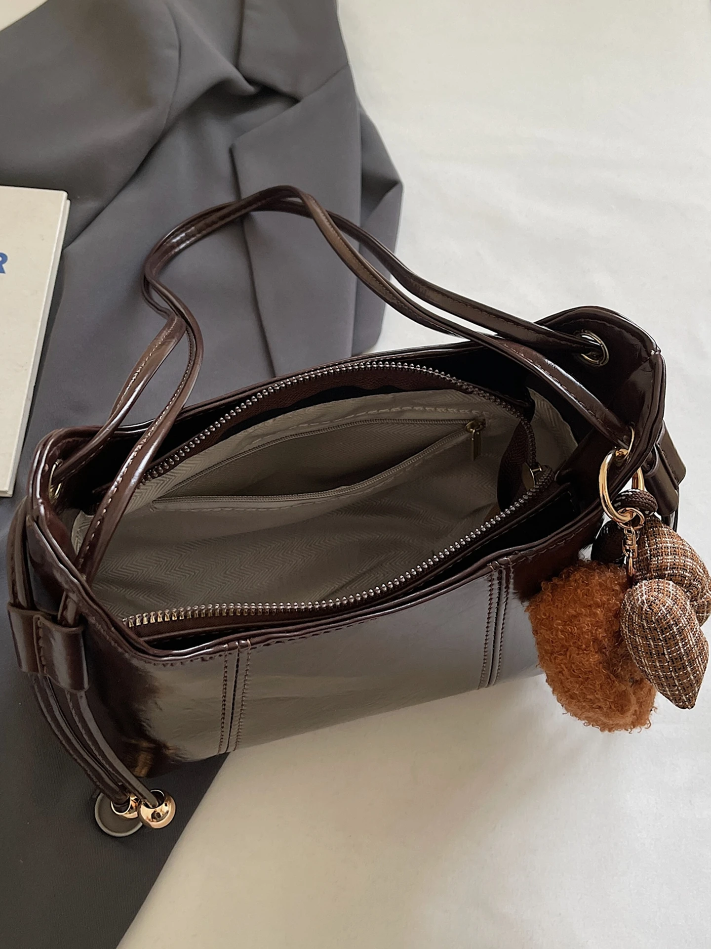 Модная новинка 2023 года, сумка через плечо на одно плечо с застежкой-молнией для работы и поездок на работу, универсальная сумка из искусственной кожи небольшого размера
Модная новинка 2023 года, сумка через плечо на одно плечо с застежкой-молнией для работы и поездок на работу, универсальная сумка из искусственной кожи небольшого размера