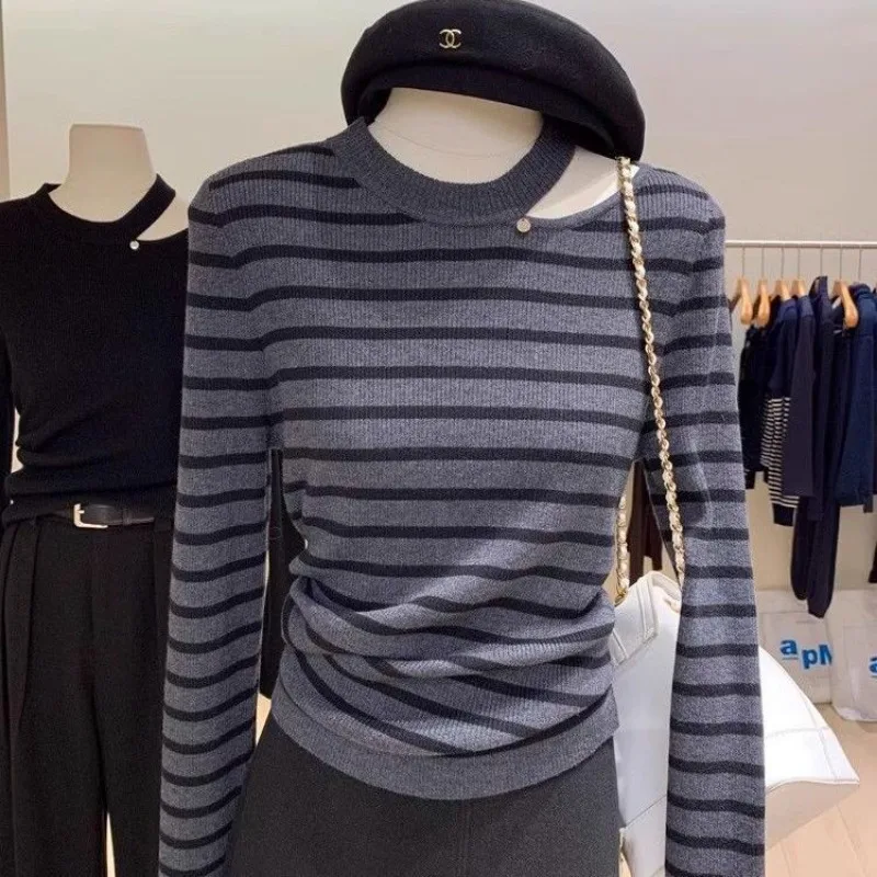 Женский топ с обнажением ключицы осенью и зимой, полосатая вязаная нижняя рубашка в корейском стиле, пуловер с круглым вырезом и длинными рукавами
Женский топ с обнажением ключицы осенью и зимой, полосатая вязаная нижняя рубашка в корейском стиле, пуловер с круглым вырезом и длинными рукавами