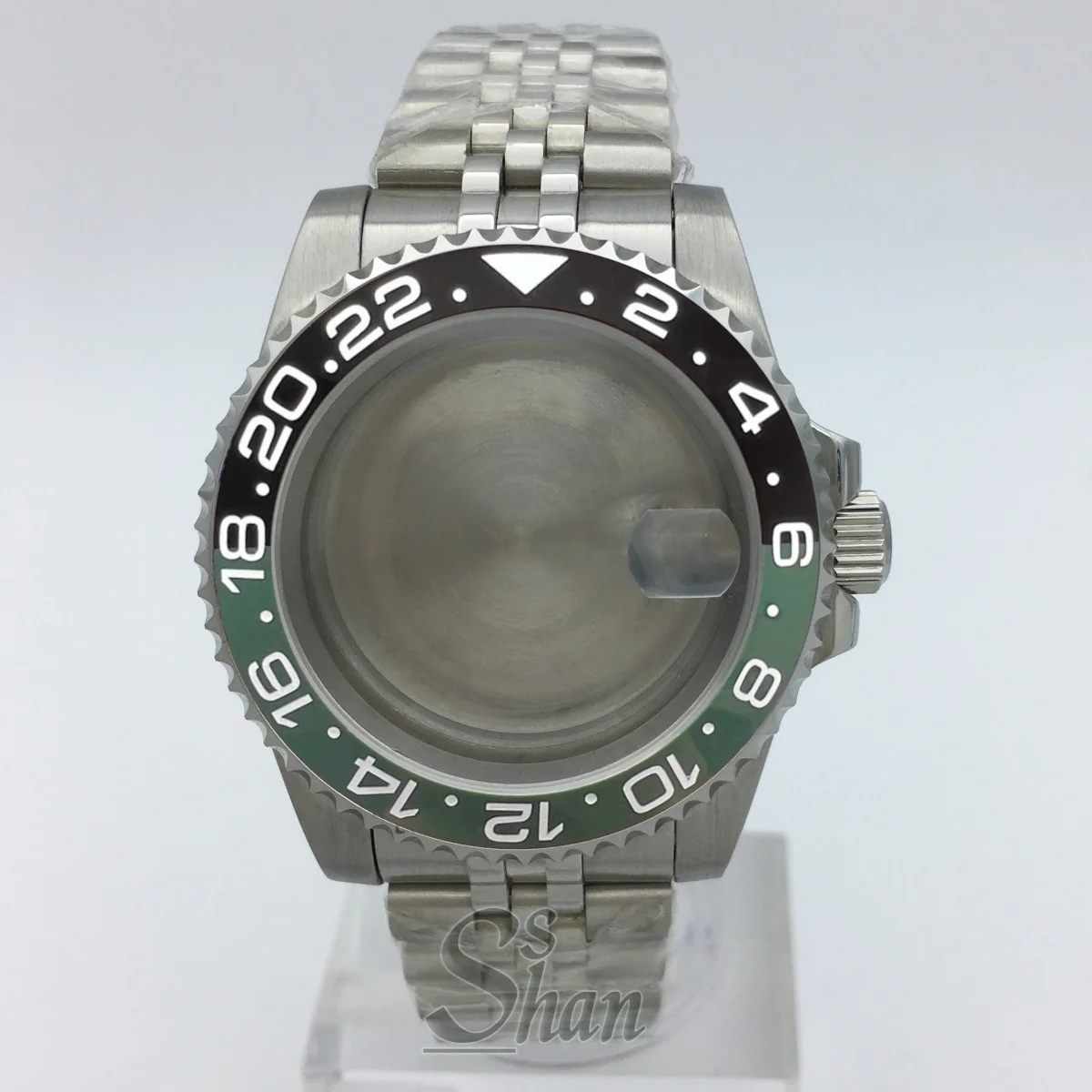 43mm diving watch case is compatible with the NH34A NH35A PT5000 ETA2824 movement and features a sapphire crystal 120-click beze
43mm diving watch case is compatible with the NH34A NH35A PT5000 ETA2824 movement and features a sapphire crystal 120-click beze