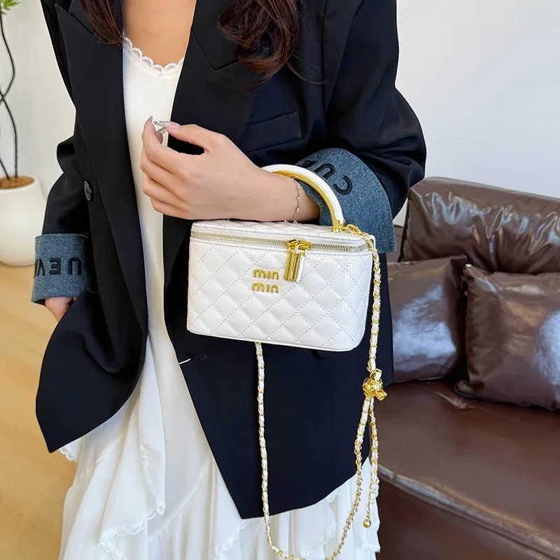 Elegant Women's Shoulder Bag Genuine Leather Messenger Crossbody Design Classic And Timeless By Luxury Brand For Ladies
Elegant Women's Shoulder Bag Genuine Leather Messenger Crossbody Design Classic And Timeless By Luxury Brand For Ladies