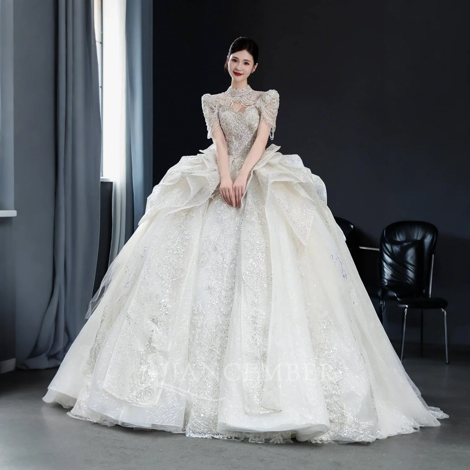 Women Wedding Dress With Shawl Beach Beaded Extra Large Palace Skirt Hem Bridal Gowns Tailored Customized vestidos de novia
Women Wedding Dress With Shawl Beach Beaded Extra Large Palace Skirt Hem Bridal Gowns Tailored Customized vestidos de novia