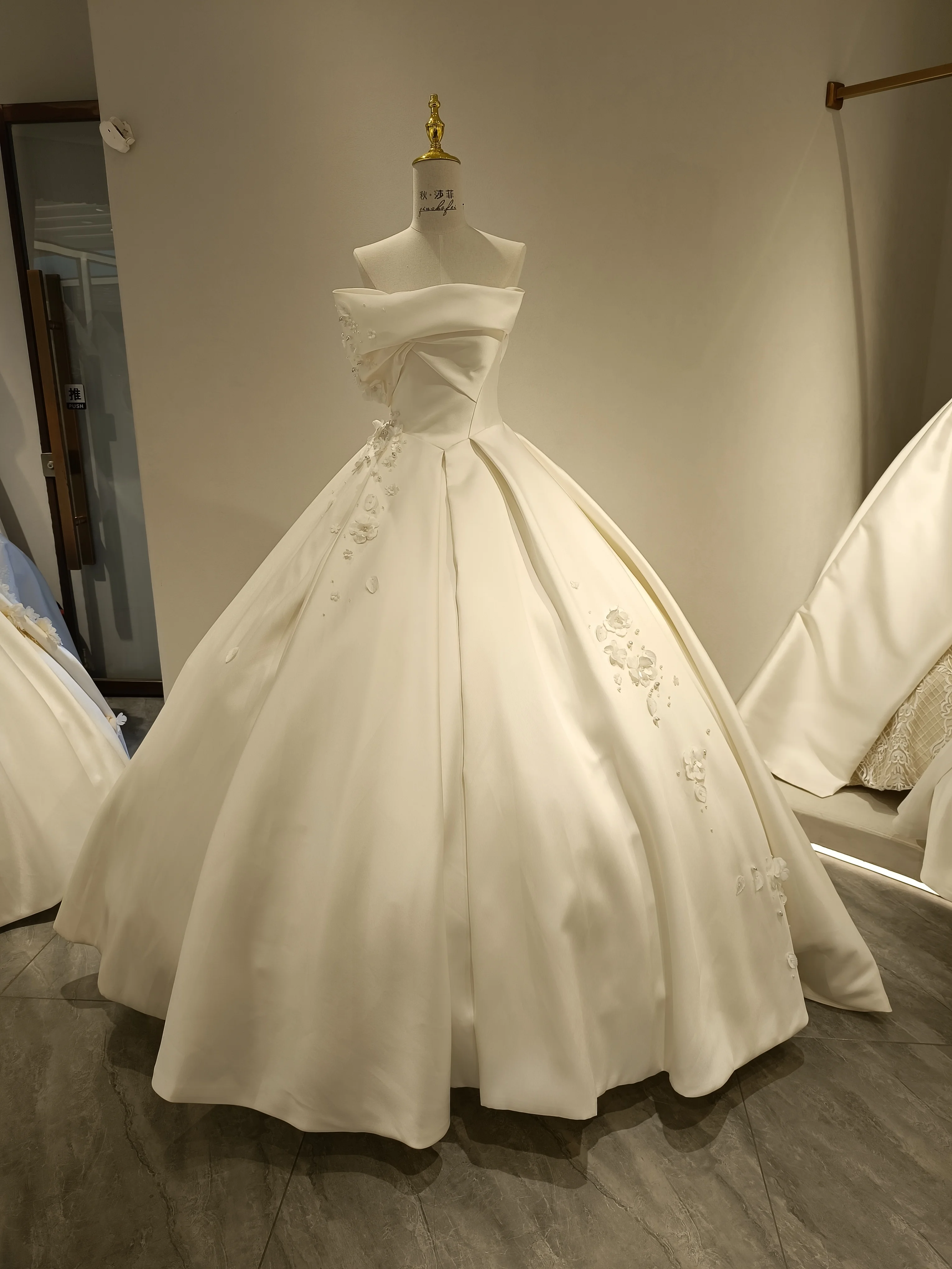 Ball Gown Fold-Neckline Delicate Small Flower Pearl Customized Wedding Dress
Ball Gown Fold-Neckline Delicate Small Flower Pearl Customized Wedding Dress