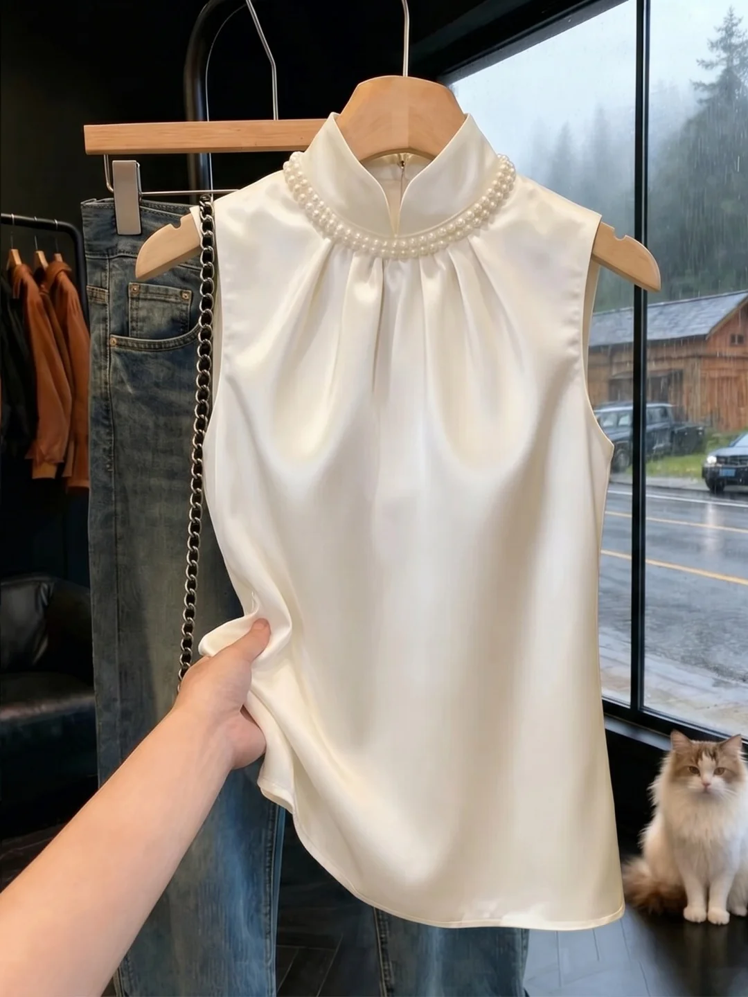 New Chinese Style Sleeveless Stand Collar Pearl Decorated Pure Color Commute Design Women's Top Korean Version Straight Tube
New Chinese Style Sleeveless Stand Collar Pearl Decorated Pure Color Commute Design Women's Top Korean Version Straight Tube