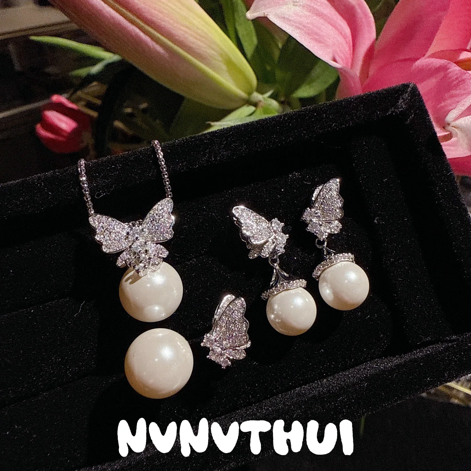 Комплект украшений «Ирис-бабочка»: ожерелье, серьги и кольцо с австралийским белым жемчугом
Комплект украшений «Ирис-бабочка»: ожерелье, серьги и кольцо с австралийским белым жемчугом