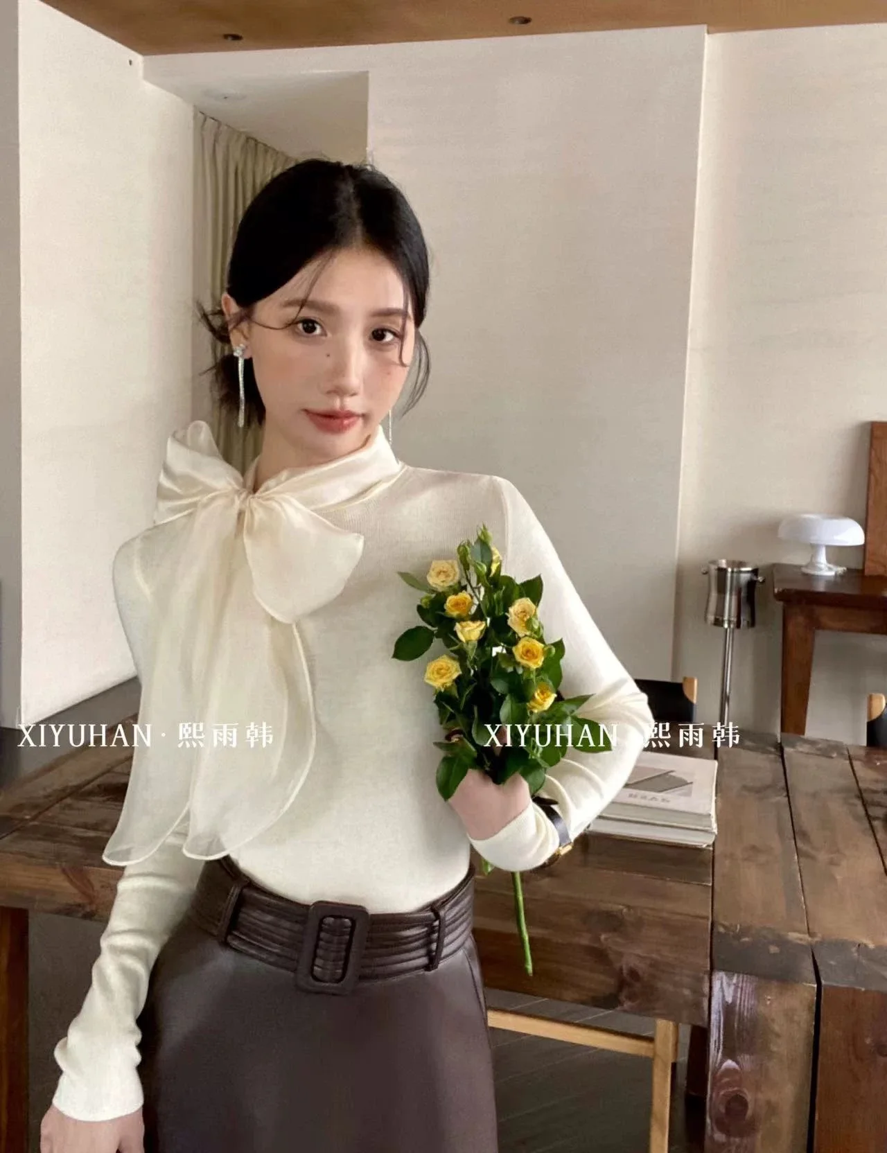 2024 New Autumn and Winter High-end Advanced Designed Niche Korean Style Elegant Bow-tie Design Knitted Shirt for Women
2024 New Autumn and Winter High-end Advanced Designed Niche Korean Style Elegant Bow-tie Design Knitted Shirt for Women
