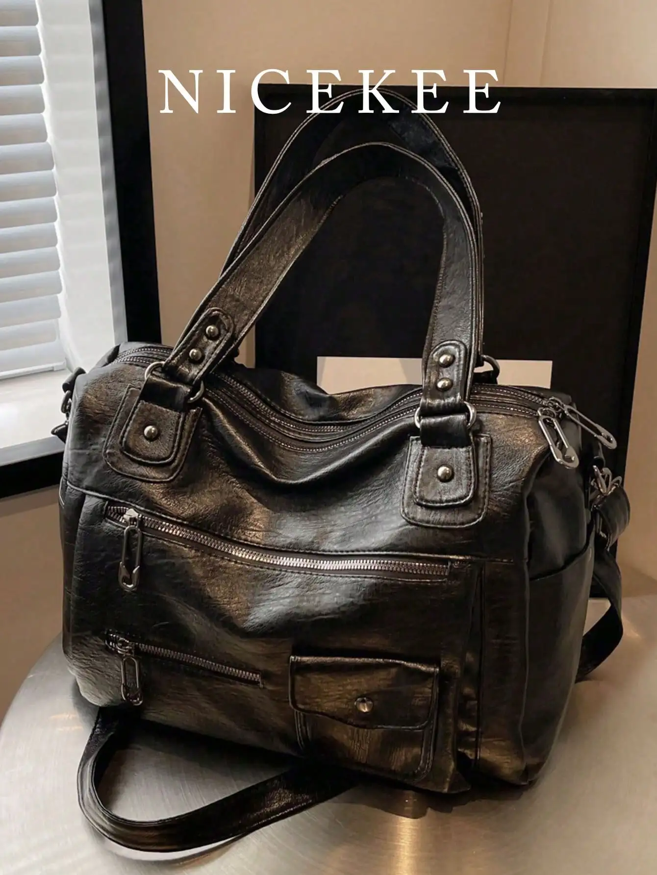 Сумка с верхней ручкой из черной искусственной кожи с эффектом потертости и множеством молний
Сумка с верхней ручкой из черной искусственной кожи с эффектом потертости и множеством молний