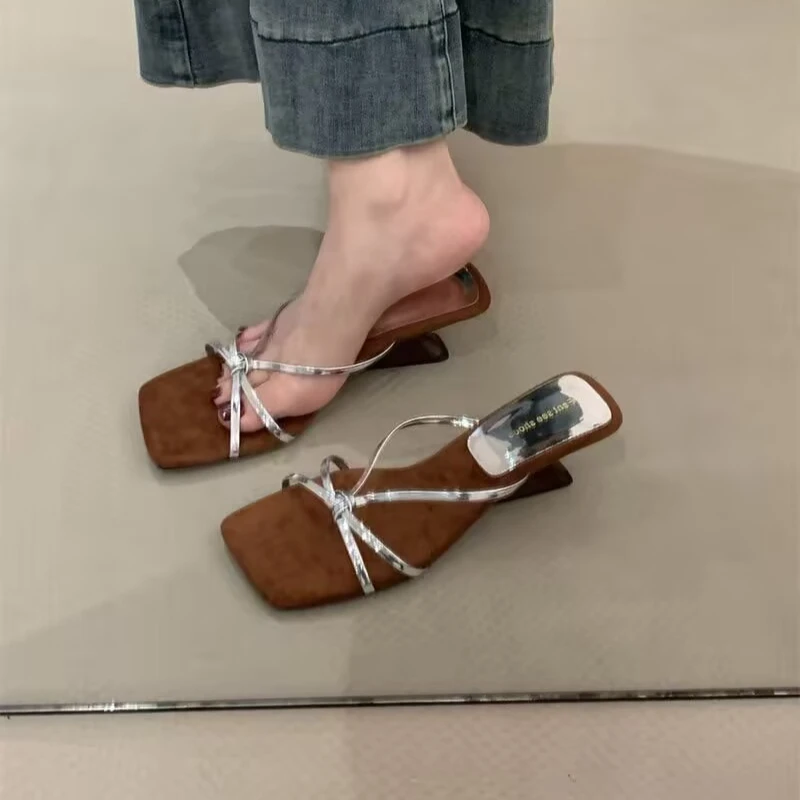 Square Open Toe 2026 Women's Hollow Out Breathable Comfortable Slippers Women Fashionable Casual Vintage Summer New Sandals
Square Open Toe 2026 Women's Hollow Out Breathable Comfortable Slippers Women Fashionable Casual Vintage Summer New Sandals