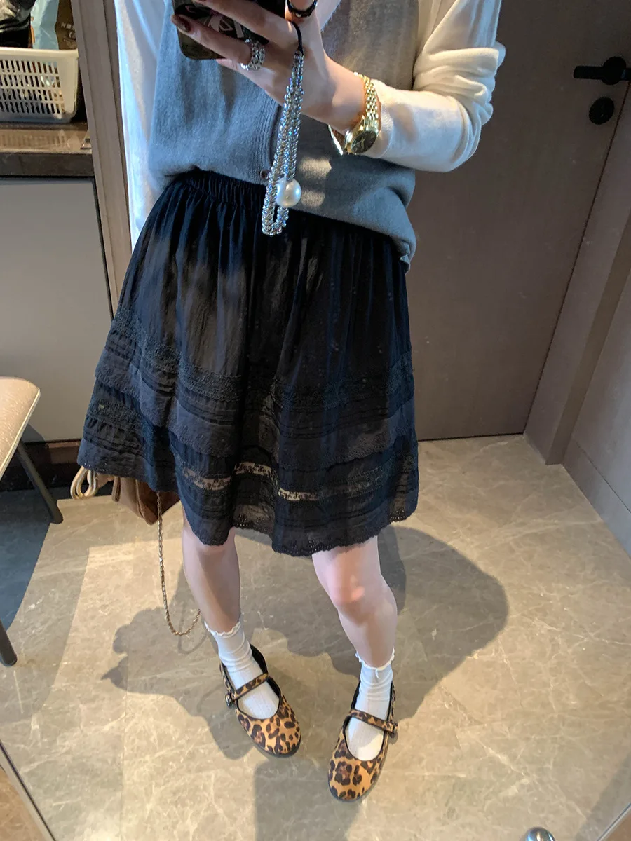 Весенняя женская повседневная юбка А-силуэта с высокой талией, однотонная, с ажурными вставками и эластичной тканью.
Весенняя женская повседневная юбка А-силуэта с высокой талией, однотонная, с ажурными вставками и эластичной тканью.