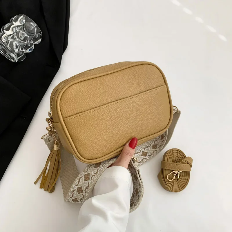 Temperament simple and fashionable Korean version wide shoulder strap small bag versatile ins crossbody small square bag
Temperament simple and fashionable Korean version wide shoulder strap small bag versatile ins crossbody small square bag